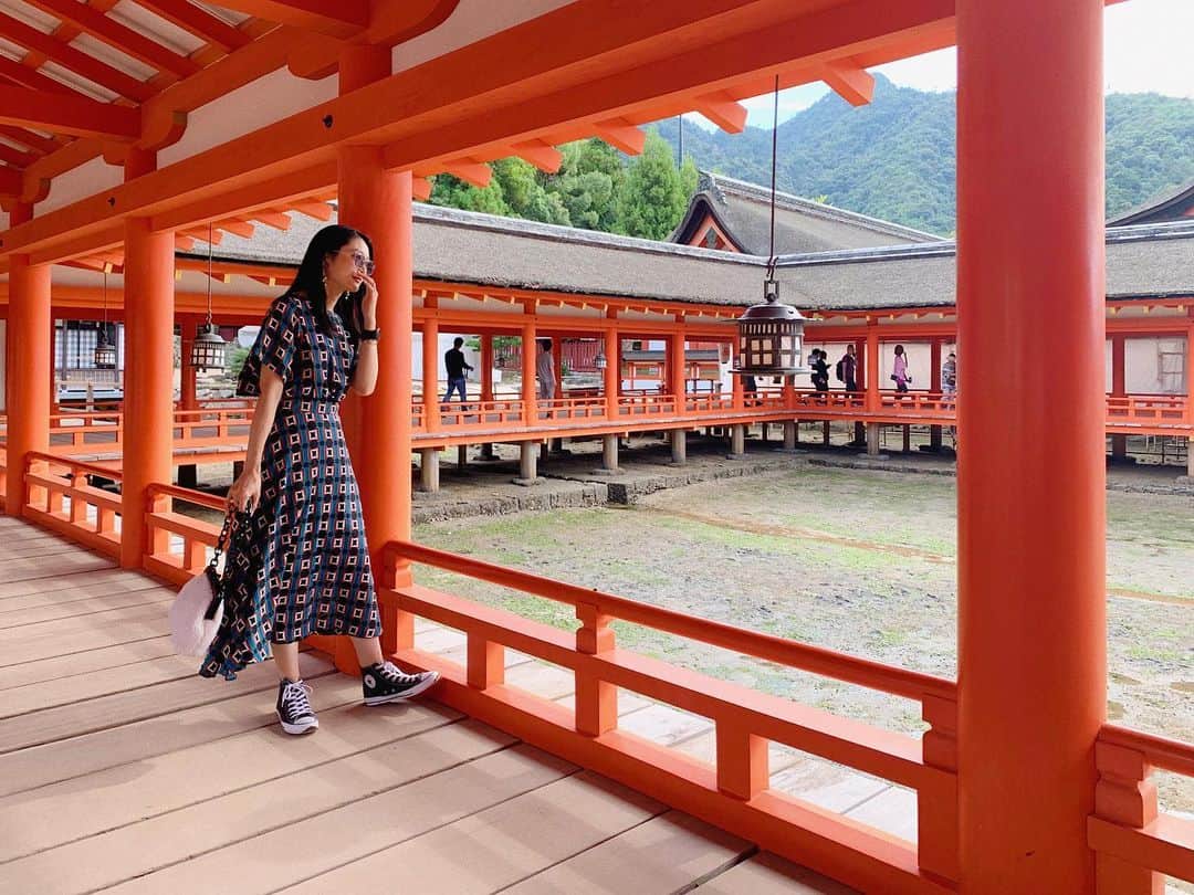 Karunaさんのインスタグラム写真 - (KarunaInstagram)「⛩ 厳島神社の修繕中の大鳥居。 鎧を纏っているかのような姿。 丁寧に綺麗にしてもらって これからも先もずっとずっと、 世界中を魅了してくださいね。 #広島 #宮島 #厳島神社 #大鳥居 #世界文化遺産#観光#散歩#神社」9月27日 18時09分 - karuna0520