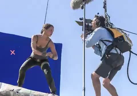 アリシア・ヴィキャンデルのインスタグラム：「Repost @digiartpiles  The Visual effects of Tomb Raider (2018)」