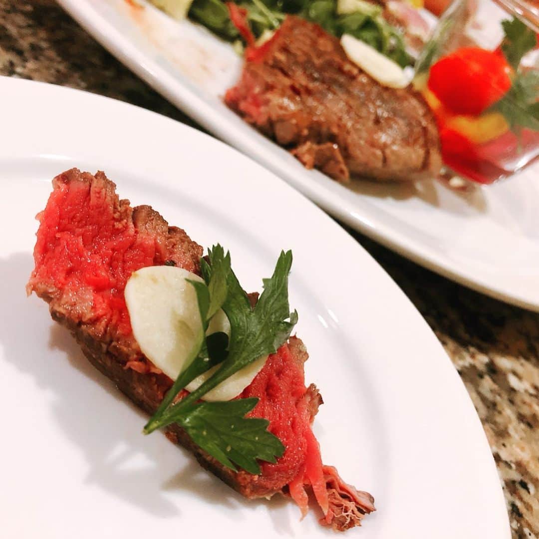 二宮歩美さんのインスタグラム写真 - (二宮歩美Instagram)「『Aging beef fillet steak』 How nice❤️ Malta's butcher can sell by weight🥩 Just looking is enjoyed a lot of big meats line up💕  なんてステキな❤️ マルタのお肉屋さんは量り売りが出来るんです🥩 見ているだけで楽しい大きなたくさんのお肉がずらり😍  Especially delicious was aging fillet🥩 I know it how cook to bake good the point🍳  特にエイジングビーフのフィレが美味しかったなぁ⭐️ 美味しく焼くコツもあるんですよ🍳  1:Meat is at nomal temperature. 2:Add salt just before bake. 3:All sides bake on high fire for a little time. 4:Wrap the meat in alumnium foil put in the frying pan because it can bake using waste heat. ※The time depends on the thickness the meat.  1:お肉を常温に戻す。 2:焼く前に塩を振る。 ※私は1時間前くらいの方が個人的に好きですが❤️ 3:強火で全面を素早く焼く。 4:お肉をアルミで包みフライパンの余熱で火を通す。 ※時間は肉の厚さによります。  Just this points only but really important⭐︎ これだけのポイントですがこれが凄く大切⭐️ How can I cook the best fresh food? I always find it.  どうしたら新鮮な食材を1番うまく料理出来るのか探しています👀  #二宮歩美  #ayumininomiya  #料理研究家  #cookingexpert  #美味しいお肉の焼き方」9月27日 18時12分 - ninomiyaayumi