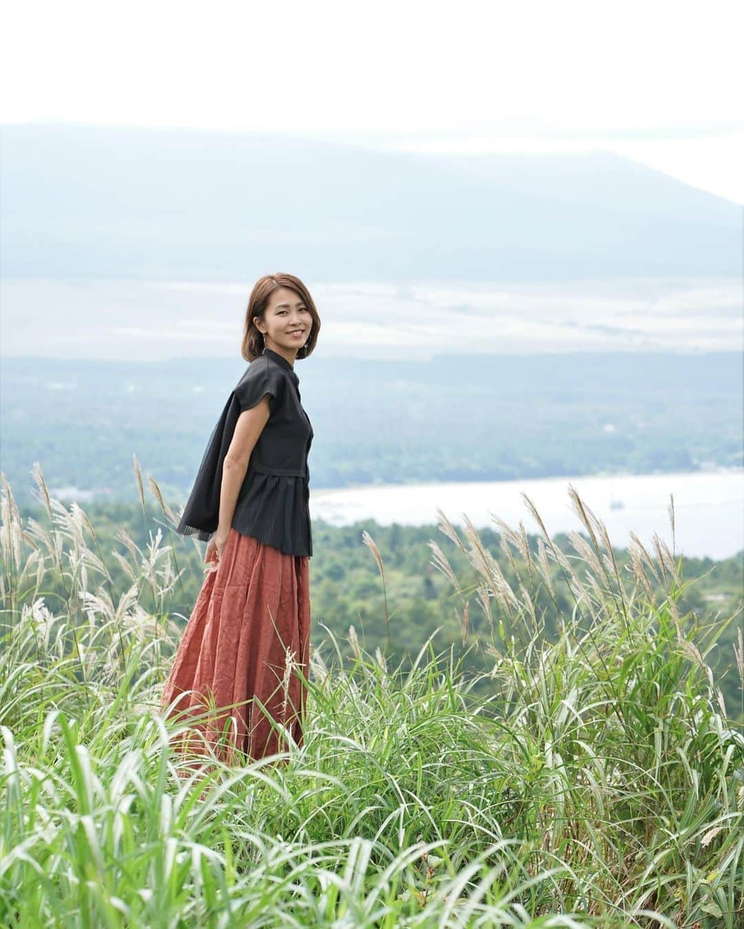 坂元美香さんのインスタグラム写真 - (坂元美香Instagram)「ちょっと早めのススキ🌾見えるのは山中湖。曇ってて見えないけど後ろは富士山なんだよー . @photogragon #パノラマ台 #山中湖 #ススキ #秋の写真 #ポートレート #ポートレート撮影 #写真好きな人と繋がりたい #作品撮り #portrait #ポトレ #坂元旅ログ」9月27日 18時14分 - mika_saka