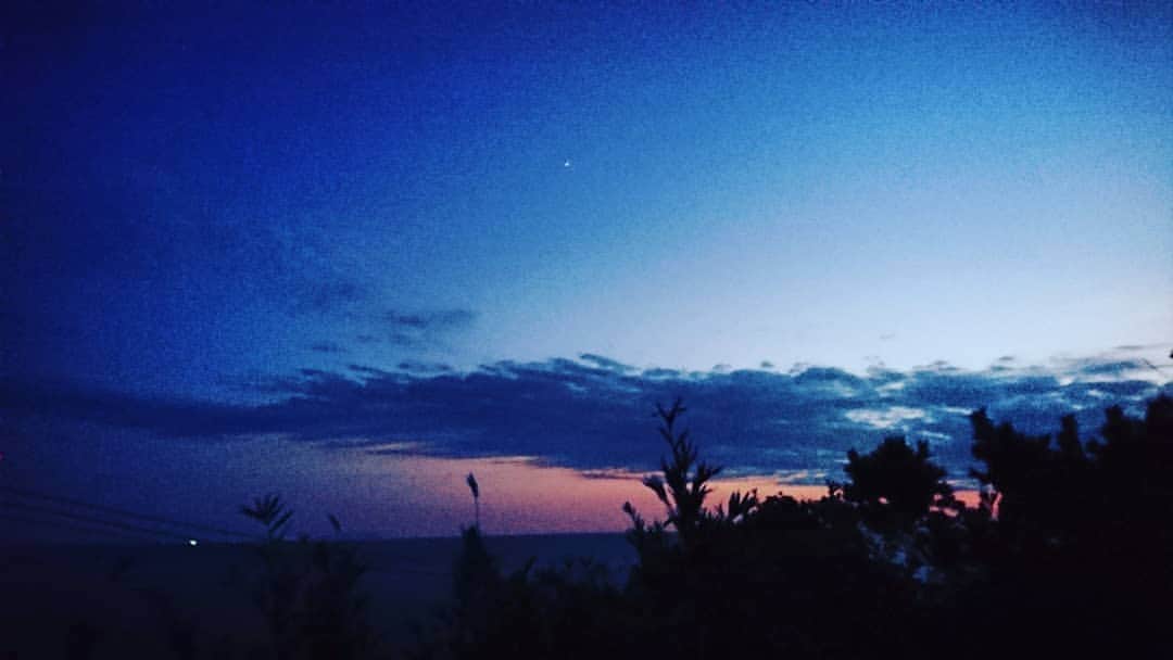 水守真琴のインスタグラム：「夜になる直前の空って好きです！  #夕空 #夜空 #海」