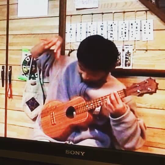 のインスタグラム：「I started to play the ukulele when I was 11 years old. This is a video of me when I was 11.  僕が11歳のときの動画が家族から送られてきました。演奏するときの表情がすごい笑  #ukulele #ウクレレ」