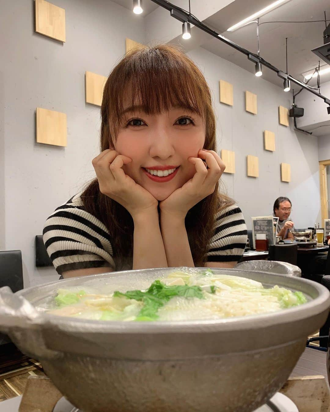 七瀬りりこさんのインスタグラム写真 - (七瀬りりこInstagram)「私の大好きなお店 立川にあります 「花道」さんへ行ってきました❤️ こちらは馬肉のお店✨  とろける馬刺しはもちろん、大好きな馬肉しゃぶしゃぶちゃんこ鍋‼️ このお鍋が本当に大好きなのです‼️ お出汁が最高だし、肉団子も最高‼️ 馬肉は柔らかく臭みがない絶品です❤️ しかもしかもリーズナブルなの‼️ オーナーおすすめのオリジナル丼は、本当に頬っぺたが落ちました❤️ オーナーご自身が小さい頃にお母様に作って頂いていた思い出の味らしい、、、❤️ はぁ、、、、❤️ 幸せでした❤️ #馬肉 #花道 #立川 #ちゃんこ鍋 #ちゃんこ花道  #馬刺し #鍋 #お鍋 #立川グルメ #東京 #東京グルメ」9月27日 18時28分 - ririkonanase