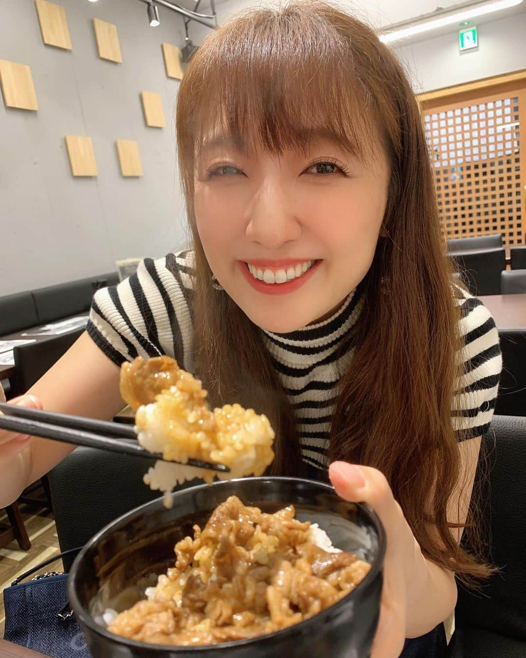 七瀬りりこさんのインスタグラム写真 - (七瀬りりこInstagram)「私の大好きなお店 立川にあります 「花道」さんへ行ってきました❤️ こちらは馬肉のお店✨  とろける馬刺しはもちろん、大好きな馬肉しゃぶしゃぶちゃんこ鍋‼️ このお鍋が本当に大好きなのです‼️ お出汁が最高だし、肉団子も最高‼️ 馬肉は柔らかく臭みがない絶品です❤️ しかもしかもリーズナブルなの‼️ オーナーおすすめのオリジナル丼は、本当に頬っぺたが落ちました❤️ オーナーご自身が小さい頃にお母様に作って頂いていた思い出の味らしい、、、❤️ はぁ、、、、❤️ 幸せでした❤️ #馬肉 #花道 #立川 #ちゃんこ鍋 #ちゃんこ花道  #馬刺し #鍋 #お鍋 #立川グルメ #東京 #東京グルメ」9月27日 18時28分 - ririkonanase