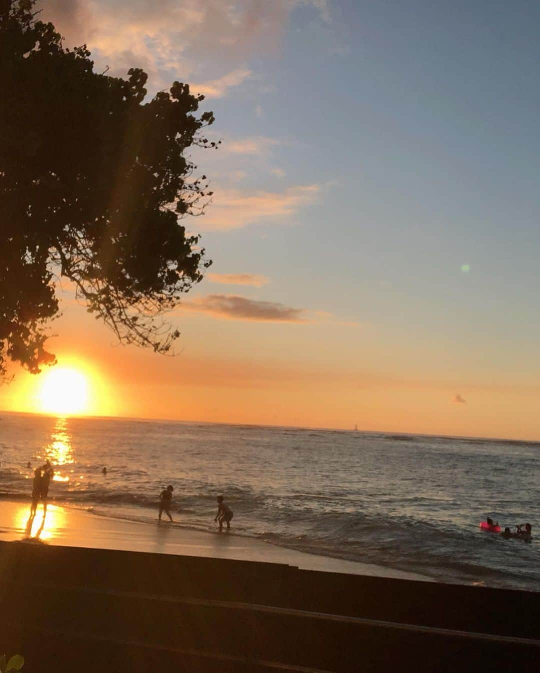 あおい夏海さんのインスタグラム写真 - (あおい夏海Instagram)「こんばんは💓 ハワイ1日目💕 日本とハワイの時差5時間！！ 朝からバタバタだったけど、ハワイ暑いし、夏がまた来た感じでテンション上がってます💓🌼 お友達もできてよかった😆💕 そしてサンセット見れました💕 キレイでした💓 波がいい感じでボディボードしたくなったーー！！ 明日は海さいぐんだずーーー！！ Let's go to the sea tomorrow❤️ . 明日も晴れますよーーーに🙏✨✨✨ . beautyplusのアプリを使えば逆光でもこの仕上がり💓 加工神✨✨ @beautypuls @beautyplusapp . #beautyplushawaii  #beautyplus #ビューティプラス #ハワイ #hawaii #女子旅 #ワイキキ #ワイキキビーチ #夕日 #サンセット #リゾートコーデ #セットアップ #17kg #waikikibeach  #ワイキキビーチ #ビーチコーデ #あおい夏海 #夏コーデ #キレイめコーデ  #ロイヤルハワイアンホテル #royalhawaiianhotel」9月27日 18時28分 - natsumi.aoi