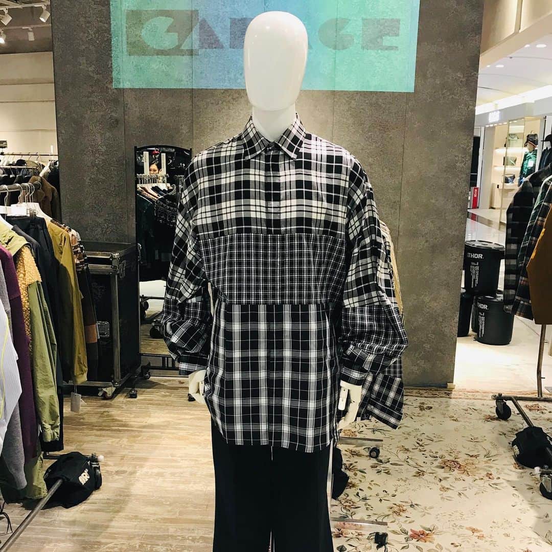 のインスタグラム：「CHECK HOLIC ITEMS Until 10/1 阪急メンズ大阪 2F ガラージュ #Hankyu #HANKYUMODE #umedahankyu #阪急うめだ本店 #うめだ阪急 #阪急百貨店 #osaka #umeda #mode #hankyumensosaka #hankyumens #阪急メンズ大阪 #メンズ #checkholic #チェックアウター #ネルシャツ男子 #kolorBEACON #JWANDERSON」