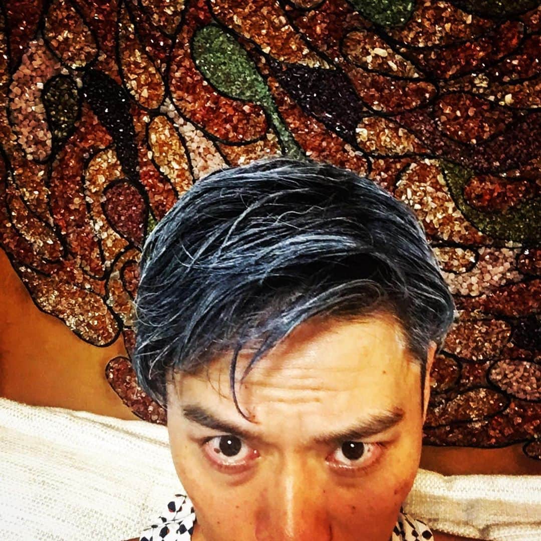 坂東工さんのインスタグラム写真 - (坂東工Instagram)「気付いてみればこんなに白く…寝ないと白髪が増える傾向を発見…染めずに行こう #白髪 #グレイヘア」9月27日 18時27分 - takumimoriyabando