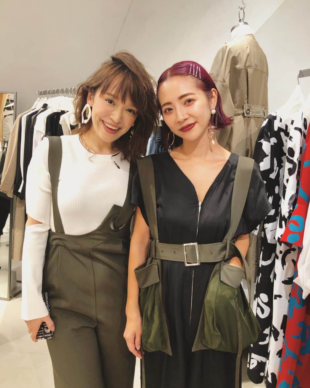Soweluのインスタグラム：「UN3D  2020 ss 展示会へ♡ ・ @un3d_official ・ 写真に写っている アンスリードのクリエイティヴディレクターの モモちゃんは @momokoogihara  うちの母 マミが大ファンで、 今回私は初めましてだったんだけど  とってもキュートでカッコいい &気さくな方で本当に会えて嬉しかったし、 うちのマミがモモちゃんとの写真を送ったらもう キャーーーー‼️‼️‼️‼️ って大興奮しながら喜んでいて 嬉しかったのです💓😊 ・ ・ 1枚目2枚目の私が着てる洋服もアクセサリーもUN3D(アンスリード)ので本当に可愛いのばかりだったよ〜💚 ・ オーダーしたの届くの楽しみ✨🙊 ・ 誘ってくれたジル @jill_stym  本当にありがとうね💗 ・ モモちゃんも本当に色々と ありがとうございました🙏✨ ・ ・ ・ #un3d  #exhibition  #2020ss」