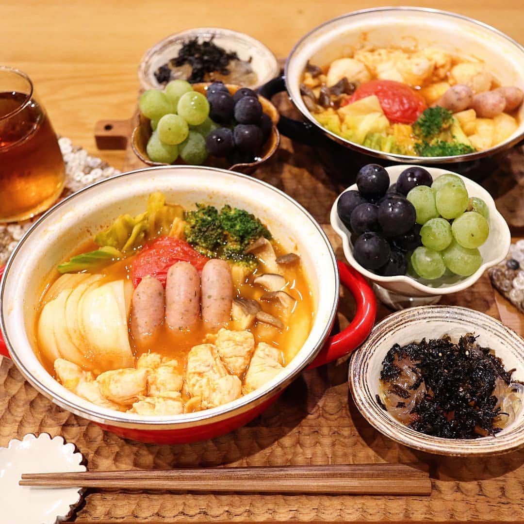 yukirichi119さんのインスタグラム写真 - (yukirichi119Instagram)「2019/09/27(金) #2019ゆきりちおうちごはん ＊ 久々の晩ご飯post😂 朝晩ググッと冷え込んできたゆきりち。地方です。 今週から鍋ご飯、始めましたー🍲 おこんばんはーーー☽･:* ゆるっと糖質オフのおふたり様晩ご飯🍴 ✼••┈┈┈┈••••┈┈┈┈••✼ □トマト鍋(キャベツ・玉ねぎ・ブロッコリー・ バジルウインナ・鶏ササミ・エリンギ) □えごま海苔がけところてん □🍇キャンベル・ナイヤガラ ✼••┈┈┈┈••••┈┈┈┈••✼ 最近愛用中の #着圧レギンス は、 #プレミアムスリムスキニーレギンス ( @premiumslimskinnyleggings_lme ) ハイウエスト＆十分丈だから、おへそ上から足首までスッキリ👍 ワタシは浮腫体質だから、めちゃめちゃ助かってます。 気になる方は、ワタシのストーリーからＧＯ❗ ＊ 📕著書｢糖質オフの満足弁当で 夫婦ともに3か月で10キロヤセました｣(KADOKAWA) 大好評発売中ーーー👯‍♀️ 美味しく食べて楽しくダイエットしましょー😘💕 プロフ( @yukirichi119 )からAmazon購入ページに飛べます🤩 --------------------------------------------------- #ゆきりち  #夫婦ともに3か月で10キロヤセました #作り置き #常備菜 #糖質オフ #炭水化物抜き #糖質制限 #糖質制限中 #糖質制限メニュー #おうちごはん #食べて痩せる #夜ごはん #晩ごはん #dinner #簡単ごはん #晩ご飯 #ふたりごはん #手抜きごはん #夕飯 #japanesefood #ダイエットごはん #pr #鍋 #トマト鍋 #ダイエット #diet」9月27日 18時30分 - yukirichi119