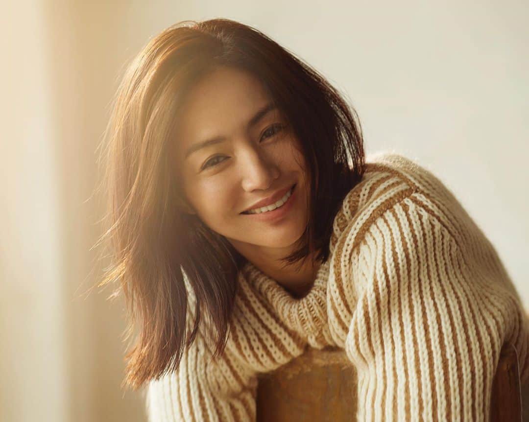 長山一樹のインスタグラム：「最新号&ROSYの表紙と巻頭口絵「ニュアンスで魅せるナチュラルヘア」にて井川遥さんを撮影させていただきました。 @androsy_tkj  Model 井川遥 @loin.official  Hair @koichi_nishimura_  Make @sadaebam  Stylist @g_miura_makiko  #androsy #井川遥 #表紙 #hasselblad #h6d #kazukinagayama #長山一樹」
