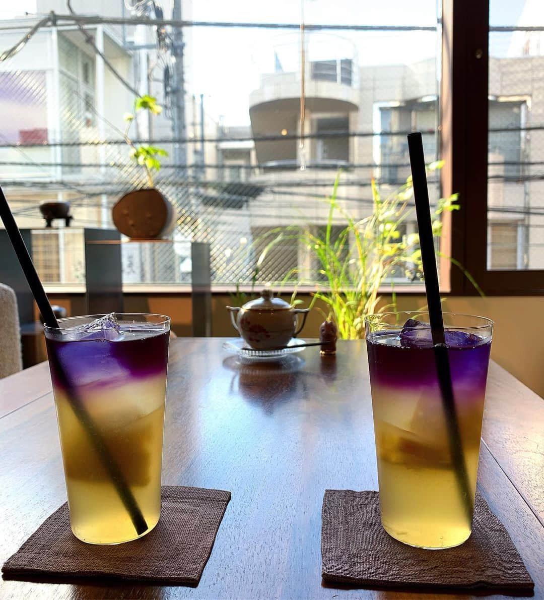 得あゆさんのインスタグラム写真 - (得あゆInstagram)「大好きなお茶屋さん🍵 サロン・ド・テ・ラヴォンド❤️ @salondetheluvond ❤️ サンドウィッチもフレンチトーストも ほんとーーーーに！美味しい🥺❤️ 癒されたぁ😘 ・ ・ ・ ・ ・ ・ ・ ・ ・ #お茶#カフェ#紅茶#カフェ巡り#原宿#表参道#秋#秋服#コーデ#コーディネート#チェック#バッグ#ジュース#メイク#秋メイク#サンドウィッチ#フレンチトースト#美味しい#ランチ#お昼ごはん#デザート#おやつ#表参道カフェ#インスタ映え#カメラ女子#女子会 #japanesefood#japanesegirl#frenchtoast#teatime」9月27日 18時39分 - tokuayu819