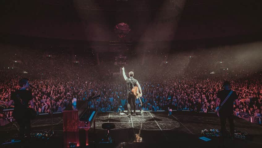 ショーン・メンデスさんのインスタグラム写真 - (ショーン・メンデスInstagram)「So happy to be playing shows  here in Asia ! See you tomorrow Shanghai ❤️」9月27日 18時43分 - shawnmendes