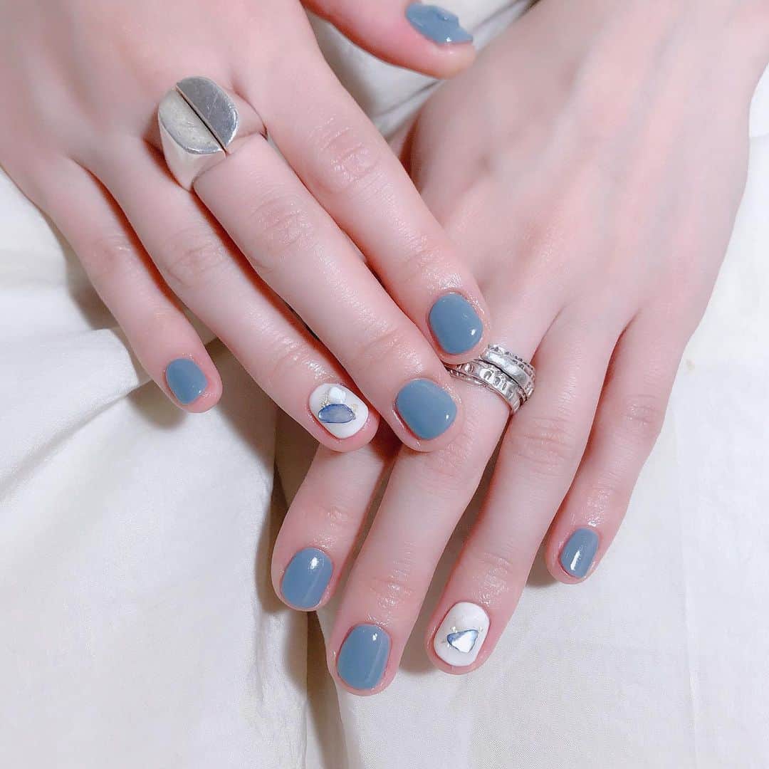 なかやまちえこのインスタグラム：「くすみブルー #nail #nails #nailart #ネイル #美甲 #ネイルアート  #clou #nagel #ongle #ongles #unghia #japanesenailart #manucure #네일 #젤네일 #네일아트 #네일리스트 #japanesenails #manicurist #gelnails #くすみブルー #くすみブルーネイル #silentsiren #あいにゃん」