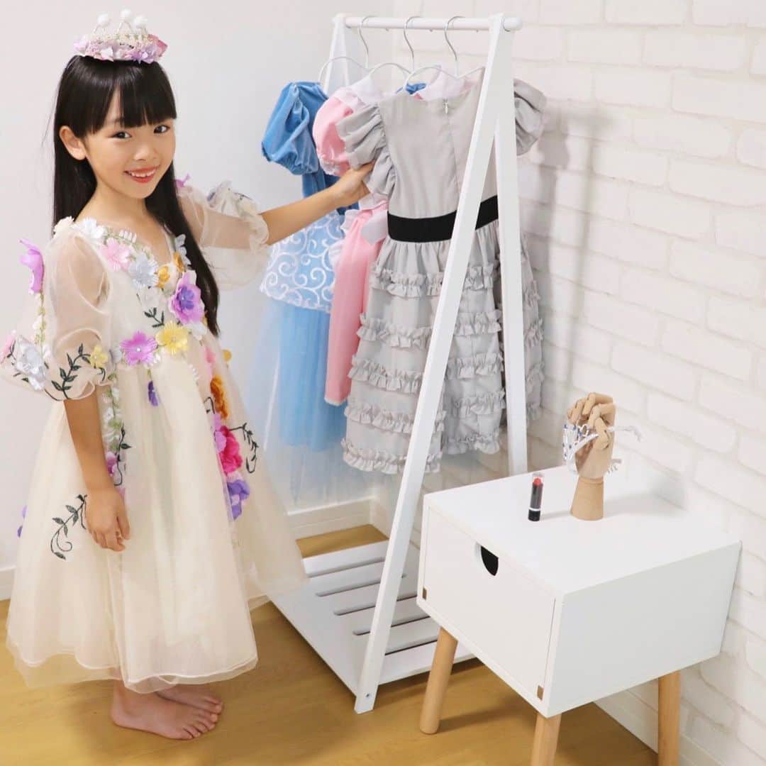 Akiのインスタグラム：「9/27 ・ 娘部屋👧🏻 ・ ・ ドレスってさ なんか汚しちゃいけないようなオーラが出てて 今まであんまり 気軽に着せられなかったんだけど ・ よく考えたら すぐサイズアウトしちゃうし 好きな時に好きなだけ着れるように ドレススペースを作りました☺️👗 ・ ・ 👧🏻「あのドレスどこー？」 👧🏻「ドレスとれないー！ママとってー！」 ・ そんな問題も解決ゾロリ☺️ #古いって言った人誰 ・ ハンガーラックの隣には お化粧スペースも💄 ・ ・ 購入はいつもの @babyshop から💁‍♀️ ハンガーラックもベッドサイドテーブルも 私がGETした時は定価だったんだけど ・ 今キャンペーン中で 40%オフ対象商品らしいよ🤗 ・ まぁ 悔しいので計算はしませんけど🧮← ・ ・ 購入予定の方 プロモーションコード忘れずに入力してねー！ 詳しくはサイトに書いてあるよー！🌐 ・ ・ 日本語サイト1周年記念キャンペーン開催中🧚‍♂️ 開催期間 10/1 午前6:59まで https://jp.babyshop.com/campaign-japan/s/2205 ・ ・ ・ ・ #babyshop#jox#kidsroom#interior#ベイビーショップ#子供部屋#キッズルーム#キッズスペース#インテリア#輸入雑貨#モノトーンインテリア」