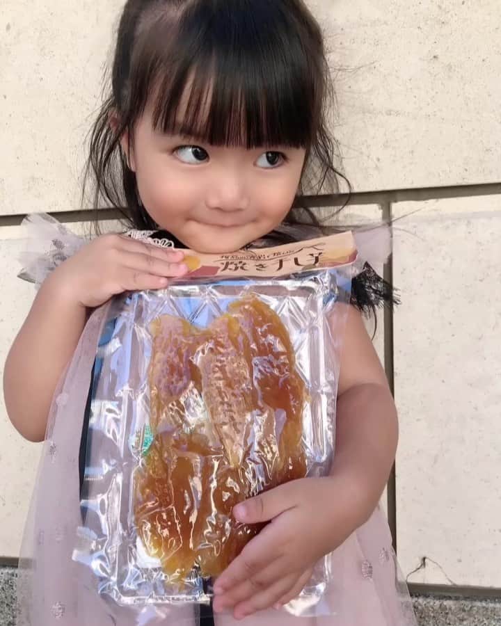 のインスタグラム：「#yummy 🍠 ． ． LILIがハマりまくりの、干し芋🍠 お出かけの休憩がてらお腹すいたって言うから食べたんだけど、すごい勢いで1人で全部食べた…🙄🙄🙄(うそん…😂ww) ． まぁ食にあまり興味のないLILIが夢中になって食べてくれるのはなんか嬉しいけど… もくもくと一人で食べて、休憩終わって歩き出しても、ずっとルンルンで離さず食べてたよ🤣💕 よっぽど美味しかったんだね✨✨美味しそうに食べてくれてママ嬉しい❤️ また買おう👍 ． 干し芋#ダイエット#さつまいも#食物繊維#腸活#便秘#美肌#アンチエイジング#お出かけ#子連れお出かけ#子供#ママと娘#親子リンクコーデ#リンクコーデ#動画#キッズファッション#キッズコーデ#韓国子供服#２児のママ#ママスタグラム#ママリ#ベビフル#イットママ#コドモノ#コズレ#コドモダカラ#ベビリトル#キズナ#ママライフカメラ#mamanokoカメラ部」