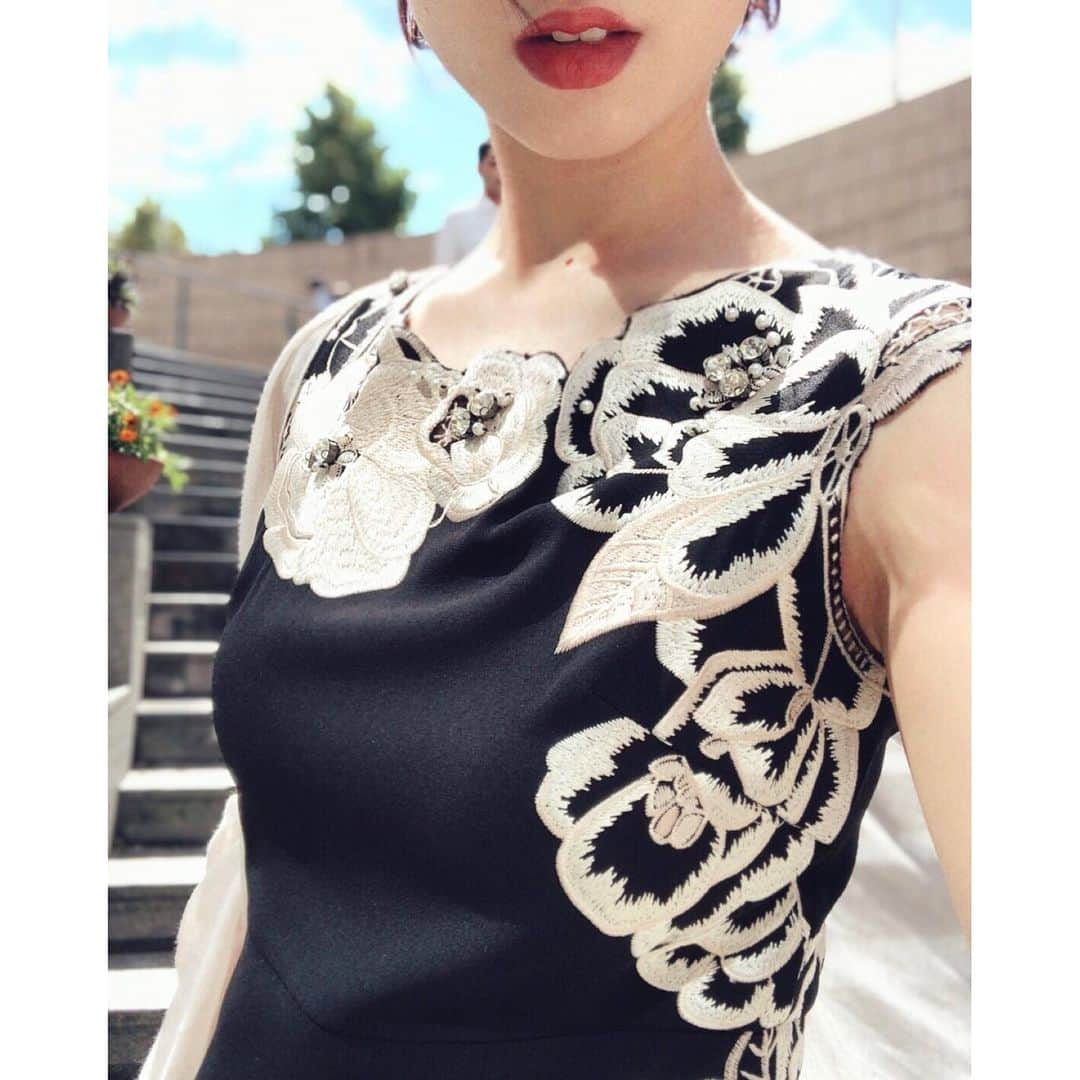 のインスタグラム：「. 先日参列した結婚式の時に着たドレス💄💋 ﻿ 実家のクローゼットで見つけて﻿ 思い出したように着てみたら﻿ 当時よりしっくりくるようになった気が！ ﻿ かれこれ5年くらい前﻿ 刺繍の美しさに一目惚れして﻿ 当時の私には随分と大人びたデザインでしたが あの時 背伸びして購入してよかった👗﻿ ﻿  #weddingparty #gracecontinental﻿ #partydress #dressup﻿」