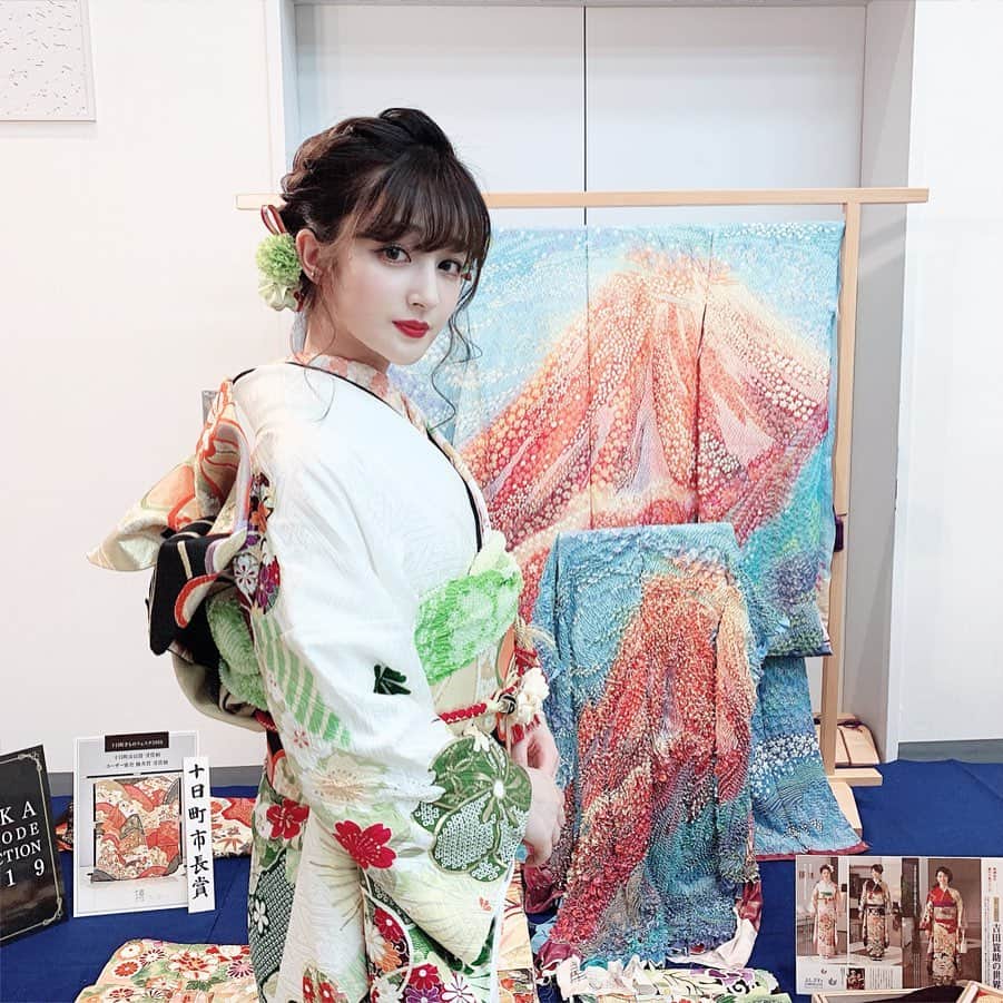 新希咲乃さんのインスタグラム写真 - (新希咲乃Instagram)「大阪の梅田スカイビルで行われる「OSAKA FURISODE COLLECTION 2019」とても楽しかったです♡ * 正直、日本の素敵な文化に触れる機会って本当に無かったんだな。と実感して少し悲しくなった、、、！！ " これからも着物や、振袖を着ていきたいなぁー！ * #日本人 #着物 #振袖 #京都きもの学院  #成人式 #一蔵 #緑 #新希咲乃 #着物ヘア」9月27日 19時02分 - niki_sakino