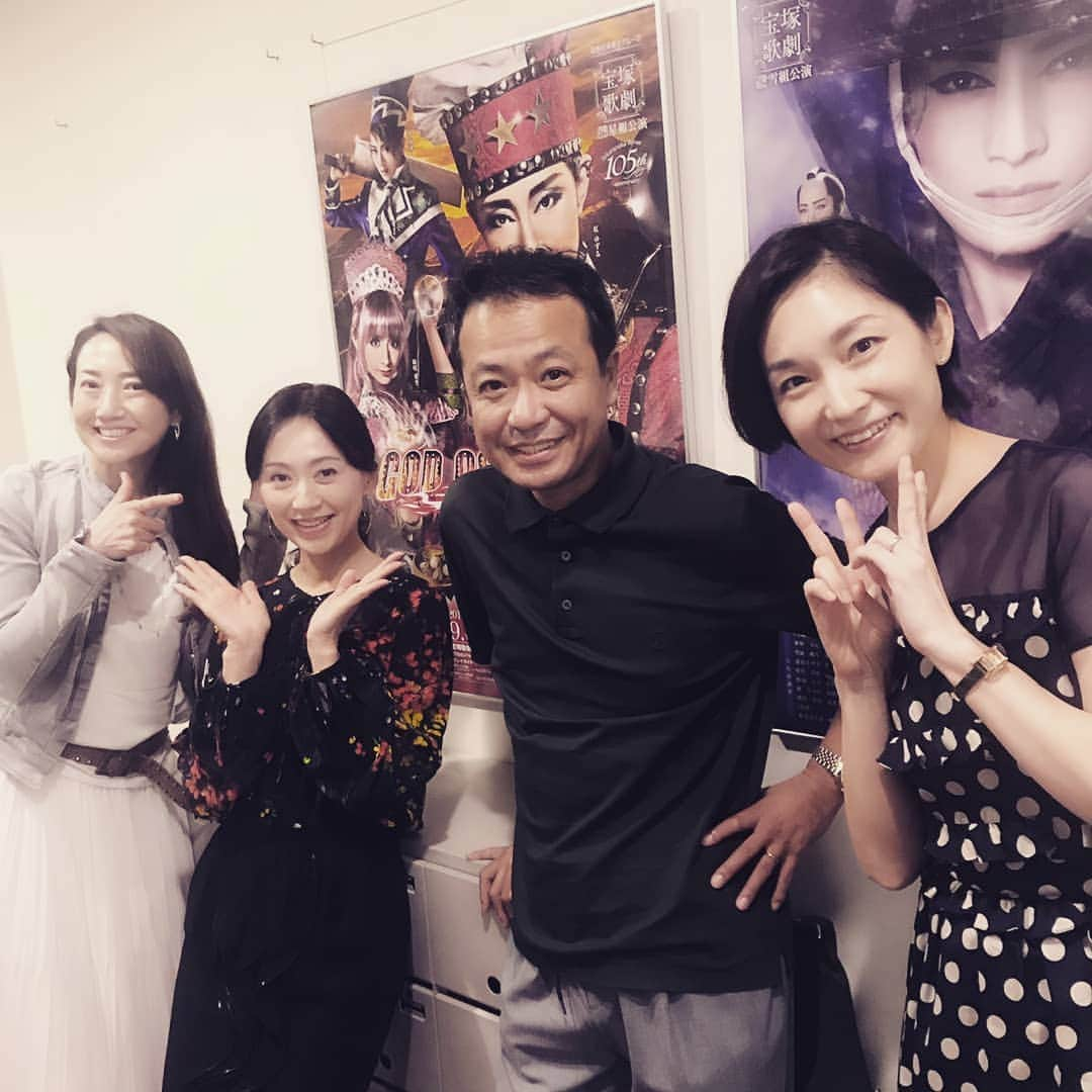 星奈優里さんのインスタグラム写真 - (星奈優里Instagram)「久しぶりの#星組観劇 行って来ました。完全燃焼❗な退団公演、とっても良かった✨ のるさんと一緒に楽屋にいたら、あやかさんも✨今日はあやかさんお誕生日に夫婦で宝塚デートだそうです💕素敵だなぁ💕  #中山秀征  #白城あやか  #稔幸  #星奈優里」9月27日 19時10分 - yuri_hoshina