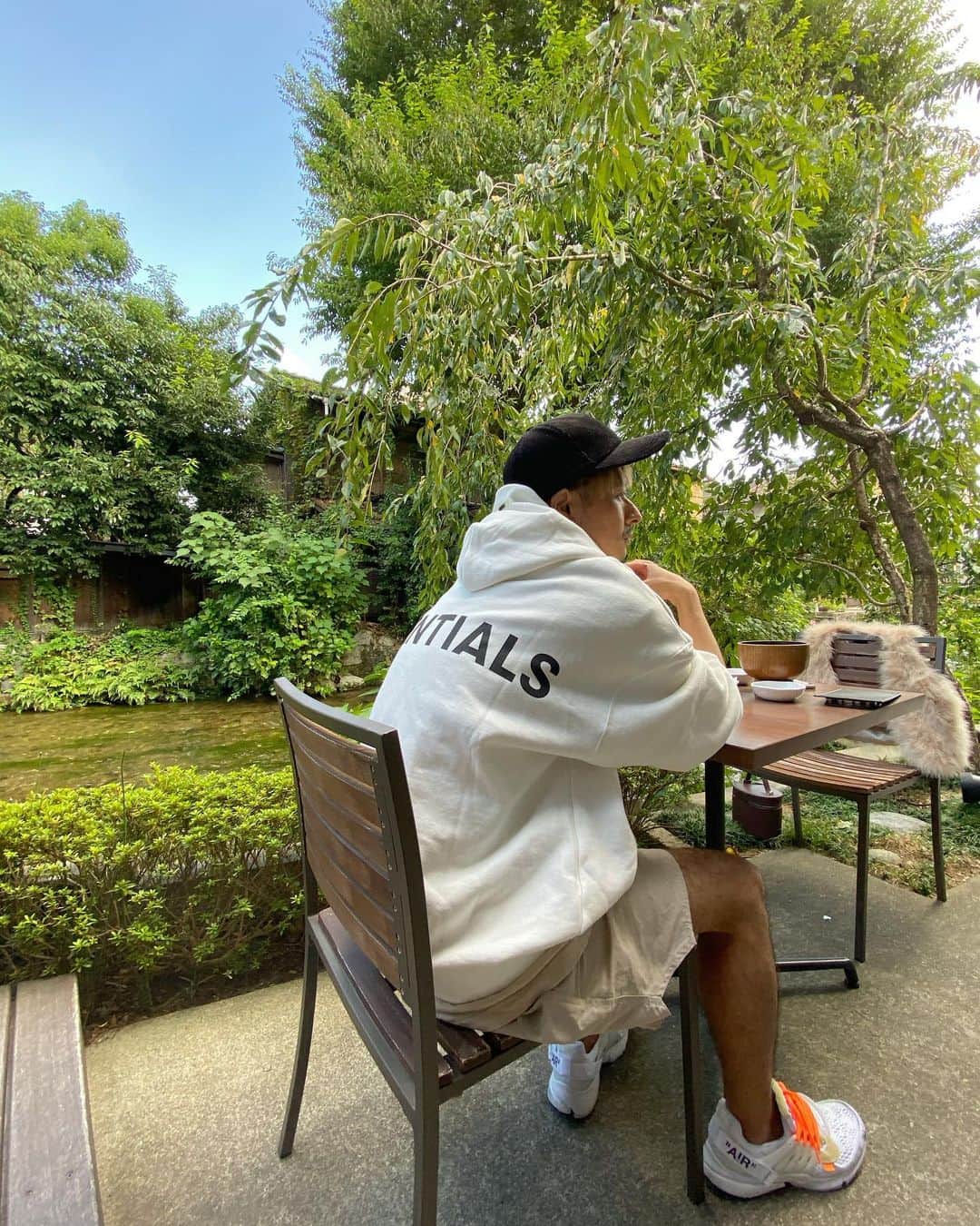のインスタグラム：「京都😆ここのお蕎麦は 本当美味しかった☺️ 次も必ず行くと思う😊 そして この川の音が心地よかった☺️ #fog#fogessential#essential#fearofgod#offwhite #nike#nikeoffwhite#kyoto#京都#kyotosoba#蕎麦」