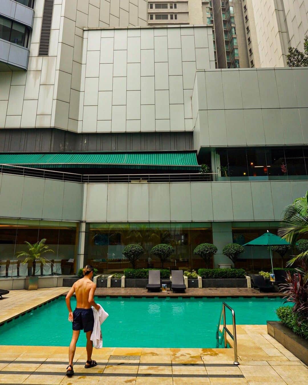 砂田将宏さんのインスタグラム写真 - (砂田将宏Instagram)「Who doesn’t like pool? 🤷🏻‍♂️lol still in the summer mood🤘  Attention🙋🏻‍♂️ 7時44分に「44RAIDERS」のリリックビデオがYouTubeにドロップされるよ🔥 Please check it out🦋」9月27日 19時18分 - masahirosunada.official