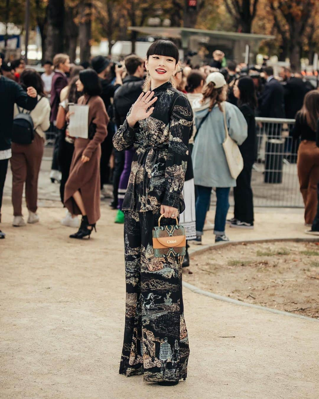 秋元梢さんのインスタグラム写真 - (秋元梢Instagram)「Chloe💙 パリに来ています🙋🏻‍♀️🇫🇷 まずはChloeから🙏🏻 📸 @jaylim1  #chloe #pfw」9月27日 19時29分 - akimoto_kozue