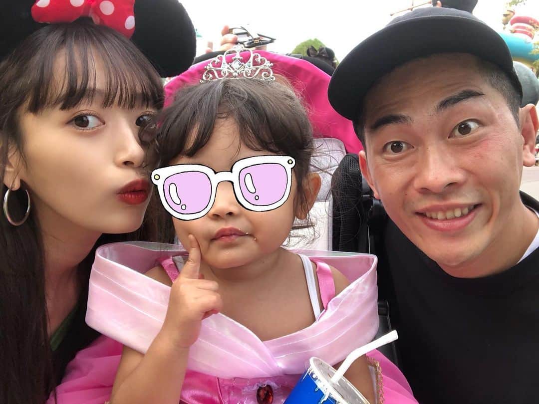 近藤千尋のインスタグラム：「家族で夢の国へ。。。✨ 普段、妊婦で🤰沢山我慢させて 寂しい思いをさせちゃってる 娘孝行の日😍❤️ 今日のLIPは メイクさんに教えてもらってから 使っているUZU LIP Stick -４Plumです💄 一見派手な色に見えるけど 塗ったらフィットします😊💞 #UZU  #FLOWFUSHI #38c99f」