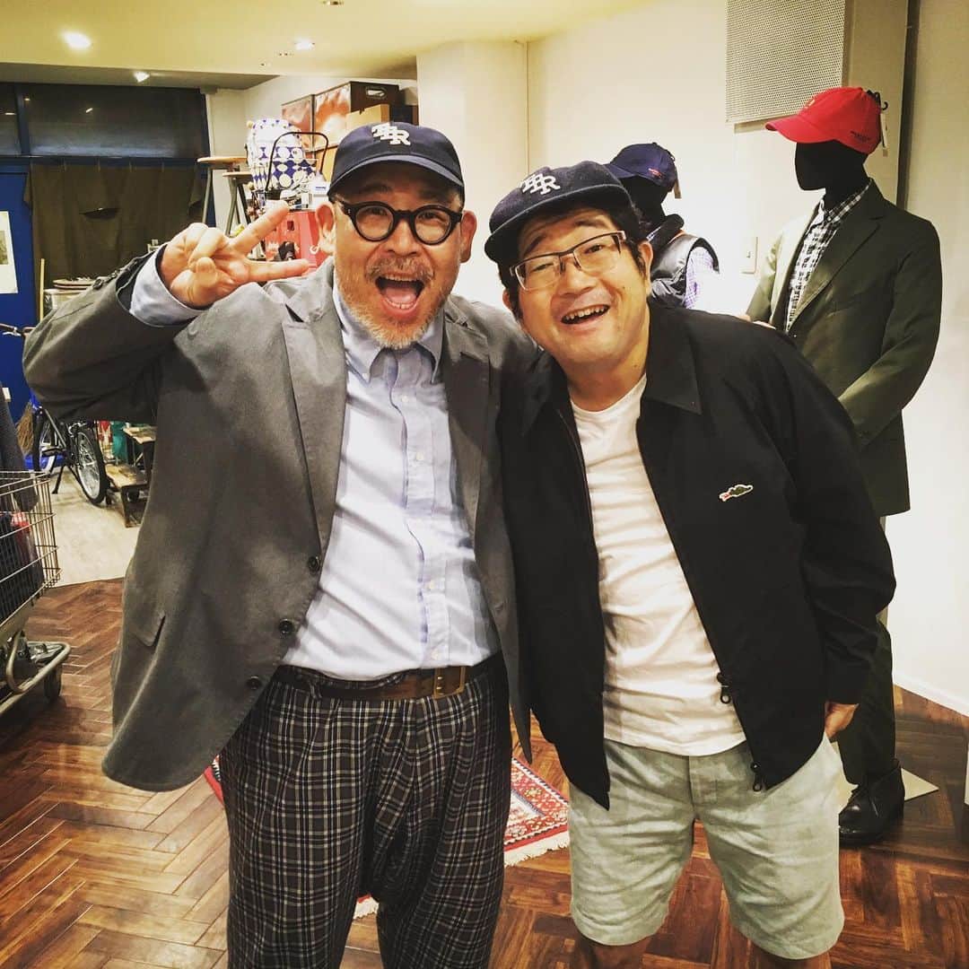 山口隆のインスタグラム：「浅草の名店the three robbers に！ 大好きな塚本さんと、スリラバの新作を試着させてもらいながら🤩 浅草ってホント好きな街😍」