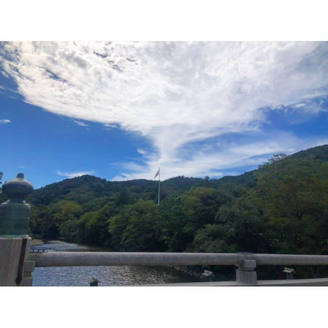 渡邊菜々さんのインスタグラム写真 - (渡邊菜々Instagram)「・ ⛩伊勢神宮⛩ 外宮、内宮と沢山歩きました🧞‍♂️🧞‍♀️ やっぱ大きいし迫力凄いなあ🥺 日頃の感謝の気持ちを忘れない事そして沢山のパワーを貰って福岡に戻って参りました🔥🔥 これからも生き残るために頑張るぞ🌅 ・ #三重県#三重旅行#伊勢神宮 #伊勢神宮内宮 #伊勢神宮外宮  #夫婦岩と蛙#二見興玉神社#教えてくれてありがとう😂 #まみーとぱぴーのようになりたい #渡邊菜々#わたなな#🌻#⛩」9月27日 19時27分 - watanana1225