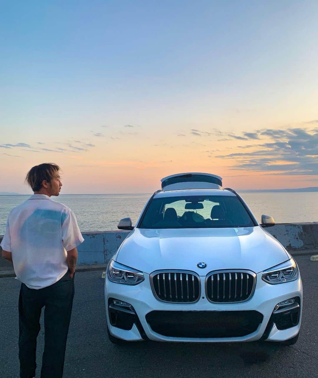 湯川正人のインスタグラム：「ラグジュアリーな内装にワクワク感があるのはもちろんなのですが、BMWに乗って一番感じるのがカーブの時にレールの上を走っているかの様にラインを崩さずに曲がっていく抜群の安定感に毎回わからされています。 色んな車を運転してきて、 自信を持って言えます。 5本入ったボードケースと大きめのスーツケースも余裕ではいるので最高です！！ @bmwjapan  @bmw  #BMW #bmwx3 #bmwmsport」
