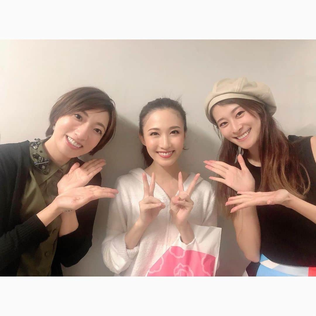 蒼羽りくさんのインスタグラム写真 - (蒼羽りくInstagram)「「FACTORY GIRLS」 観させていただきました✨  素晴らしかったです‼️ 様々な女性がいて、 戦っていて… 何と戦うか、どう戦うか… 作品が、役者さんの熱いエネルギーが、 素晴らしくて 熱いものが自然と込み上げてきました😌 . . . 終演後、大興奮でご挨拶させていただいて、なんと！素晴らしい皆さんとお写真まで撮っていただいてしまいました！！ 偶然にも楽屋でお会いできた #愛加あゆ さん 可愛くて元気で…素晴らしい くみ(#実咲凜音 ちゃん) そして、尊敬してやまない #柚希礼音 さん  私、宝塚の初舞台が星組さんだったのですが 柚希さんはその頃から本当に、 大変、お世話になり、そして見守ってくださる… 本当に優しくて格好良くて素晴らしいお方なのです😌 . . .  #出会えたことに心から感謝 です #大好きな尊敬する #上級生 の方です #いつも美しい素敵な #上級生 の方です #いつもパワフルで素晴らしい #下級生 です #宝塚 は #あたたかく素晴らしい です #観劇仲間 は #宙組 の #可愛い下級生 の ゆめちゃん#夢月せら くんです #factorygirls  #美しく格好良い女性 #戦おう」9月27日 19時48分 - riku_sorahane