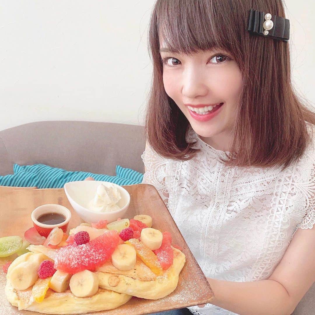 浅井麻里さんのインスタグラム写真 - (浅井麻里Instagram)「🥞👀﻿ ﻿ パンケーキ食べたい🎵×2👊（笑）﻿ ﻿ パンケーキ大好きなんだけど、﻿ そのために並んで時間使っちゃうのは﻿ ちょっとなー…って思っちゃう派だから﻿ 待ち時間なしでパンケーキ食べられるの幸せ❤️😋﻿ ﻿ この日のカラコンは、﻿ ピエナージュのアメジスト💜﻿ ﻿ ピンク系のカラコン好きで選びがちなんだけど、﻿ 紫系って初かも！✨👀﻿ 濃い紫ってよりはピンクよりだから使いやすい💕﻿ キラキラうるうる感や、﻿ ほんのり大人っぽさが出る感じがして良き💜﻿ ﻿ ピエナージュ好きでよく使ってたけど、﻿ 今回出た新色どれも綺麗だし可愛いー✨😍﻿ @pienage_official﻿ ﻿ ﻿ #ピエナージュ#pienage#ピエナージュミミジェム#pienagemimigemme#小さく盛る#カラコン#shobido#mimiamethyst」9月27日 19時48分 - mari_asai_625