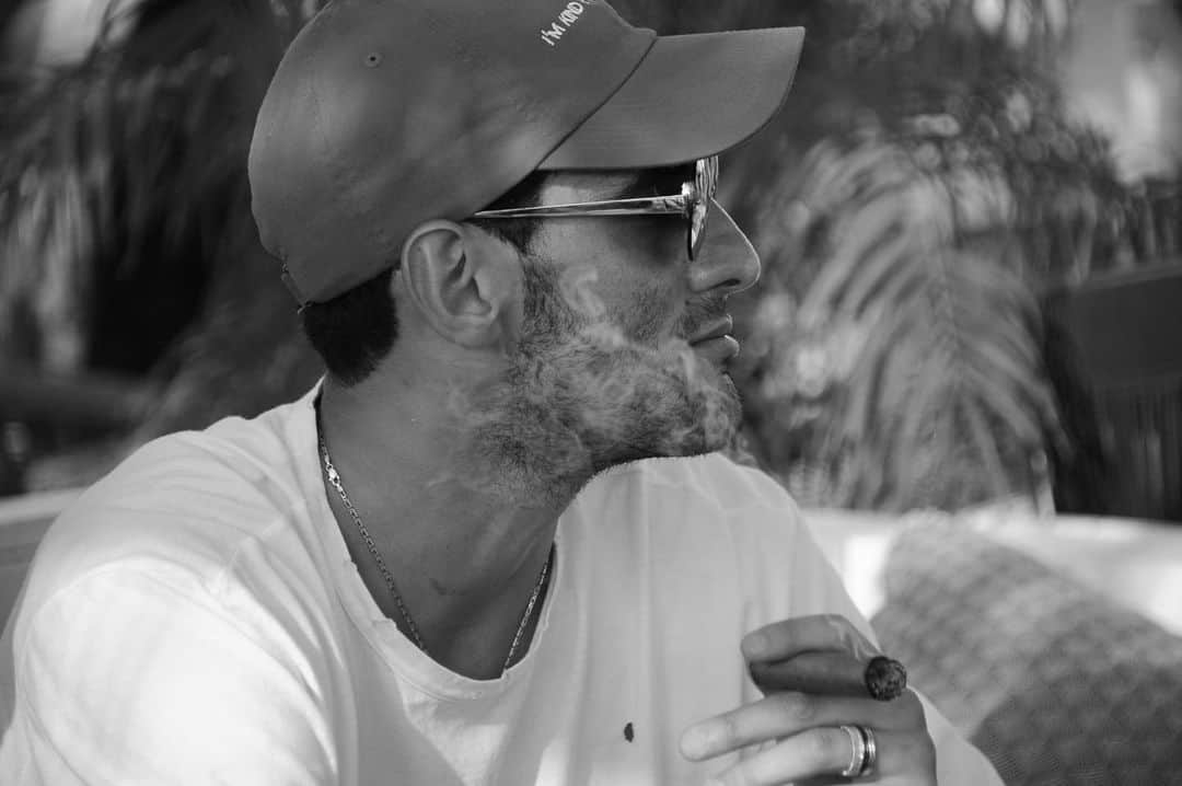 マルアン・フェライニのインスタグラム：「Fumer le cigare, c'est comme tomber amoureux. D'abord on est attiré par la forme ; on reste pour sa saveur, et on doit se souvenir de ne jamais, jamais laisser la flamme s'éteindre !😉#lifesione」