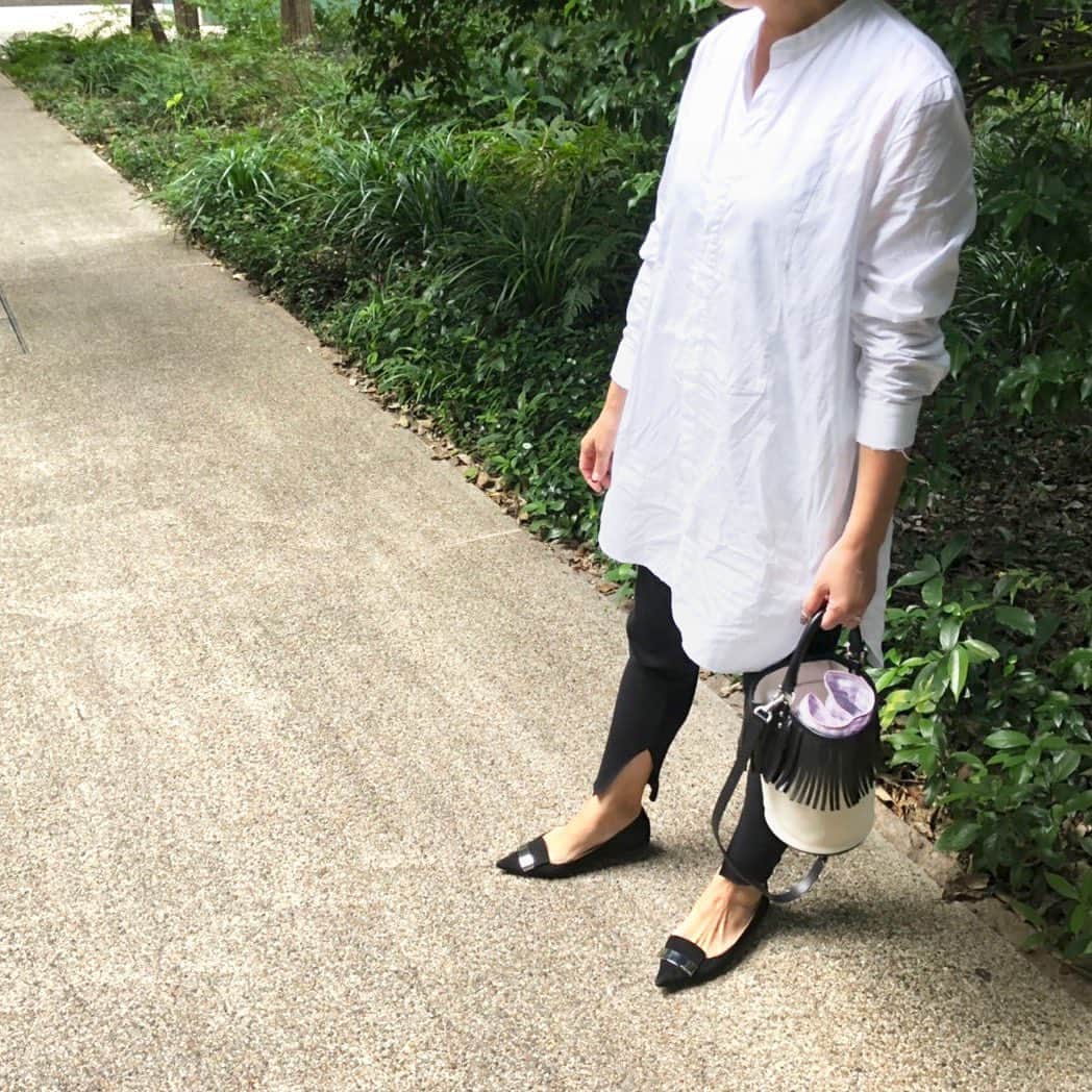 aki_closetのインスタグラム：「. ステキな場所で 最高の友とアフタヌーンティー . 集まった３人ともモノトーンだった今日👏 . たまに素敵なおもてなしを受けると また仕事してみたくなる◟́◞̀ . #reyc #auralee #sergiorossi  #ayakobag #tesorobaby . Photo by @mizuho_m_ @_____andme」