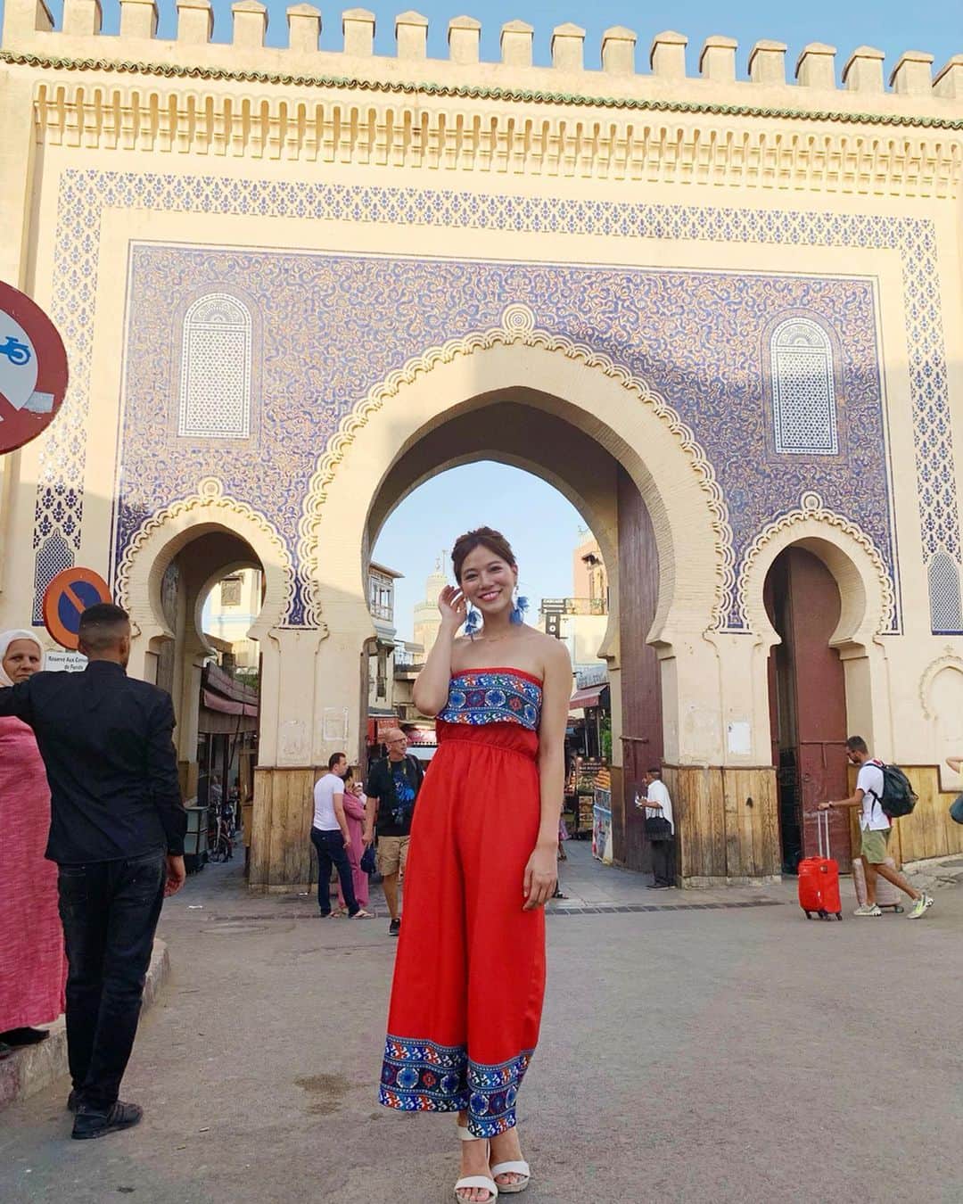 石井里奈さんのインスタグラム写真 - (石井里奈Instagram)「こんばんは😊❤️ . 今夜はモロッコの迷宮都市、フェズ編🇲🇦 . フェズの旧市街、フェズ・エル・パリを大冒険🚶‍♂️✨ 迷宮とは聞いてたけど、本当に迷宮すぎて地図を持ってたとしても迷ってしまうので英語ガイドさんを付けてまわってきたよ🙆‍♀️ . 1枚目はフェズの街並みの展望できる丘からの写真❤️2枚目の正門といわれるブー・ジュルード門から迷宮が始まります。門もとっても可愛い🤗✨ . 驚きスポットは5枚目〜のタンネリという革工場🧐🧐まるで大きな絵の具パレットのようでした🎨 . 染色桶を使ってこれだけ手間をかけて革製品って作られてるのかわかったので高価なのも納得でした😳👍 . フェズの中おすすめスポットは8枚目のブー・イナニア神学校👍細かなアラベスク模様がとってもかわいくでアルハンブラ宮殿を思い出させてくれました❤️ . 街の中はリアルアラジンの街の世界！異文化にふれると自分の感性や視野も広がった感じでとっても面白かったな〜❤️ . 今週もお疲れ様でした😘🍓 . #モロッコ #モロッコ旅行 #モロッコ観光 #フェズ #世界遺産 #worldheritage #morocco #fez #タンネリ #ChouaraTannery #Tannery #Seminary #arabian #arabic #aladdin #アラジン #ジャスミン #アラビアンナイト #アフリカ #革製品 #ブージュルード門　#BabBoujeloud #旧市街 #medina #迷宮 #meiz #アフリカ #africa #アフリカ旅 #女子旅」9月27日 19時49分 - ri7tin1025
