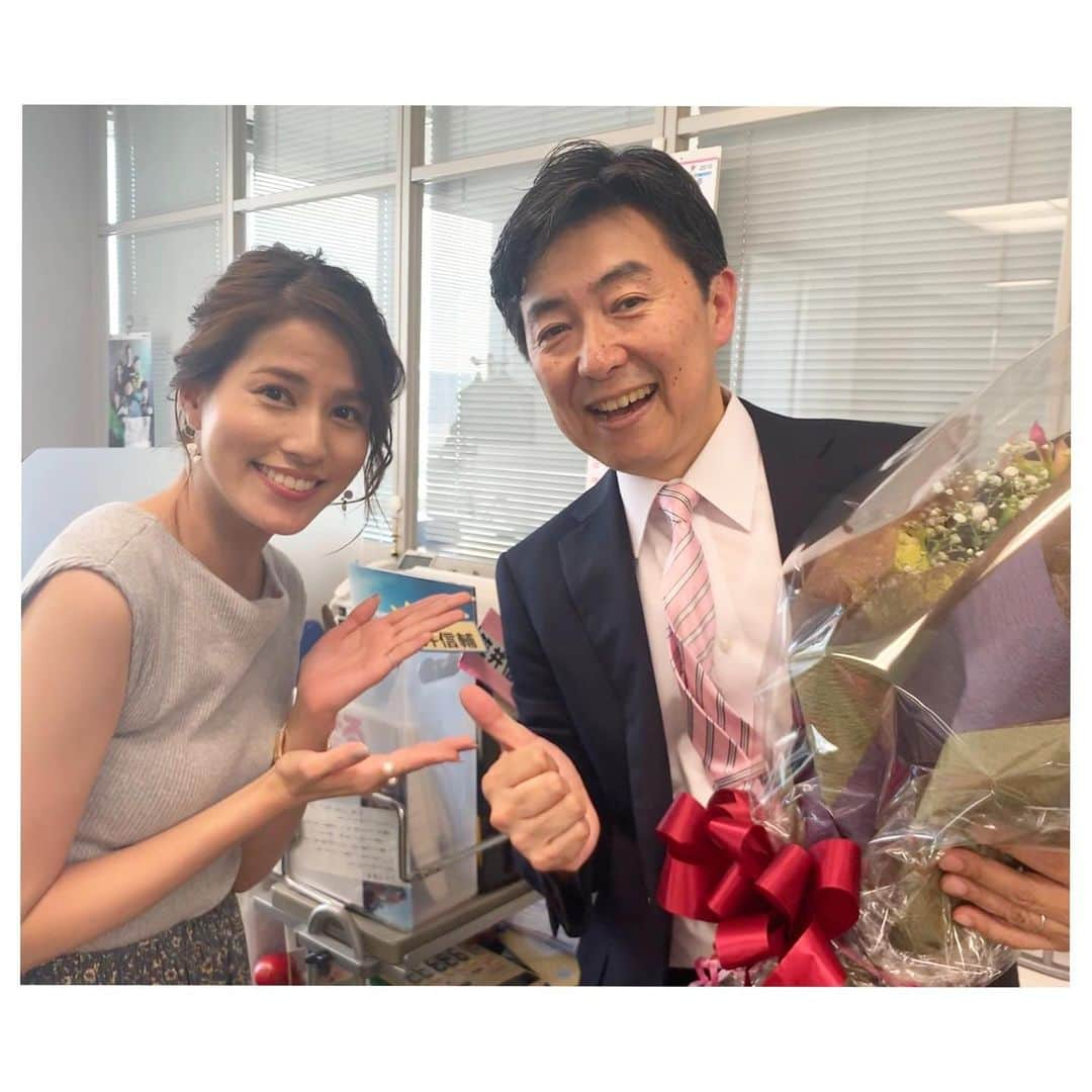 永島優美さんのインスタグラム写真 - (永島優美Instagram)「* 今日をもって とくダネ！ を卒業された笠井さん。 最後の生放送終わりに会えました✨ * 新人時代には研修でお世話になり、 毎朝一緒のアナウンス室では大好きな恐竜やサメの映画について語ったりもしました🦖🦈 * そんな笠井さんとの一番の思い出は… みんなで遊びに行ったテーマパーク！ 誰よりもはしゃぐ無邪気な笠井さんの姿に、 後輩全員が笑ってしまいました😂♫ * とくダネ！20年間、 そして32年間のフジテレビ生活、 本当にお疲れ様でした！！ * * #笠井信輔 アナウンサー #とにかくパワフルな大先輩 #更なるご活躍を楽しみにしております #ありがとうございました！」9月27日 19時49分 - yuumi_nagashima