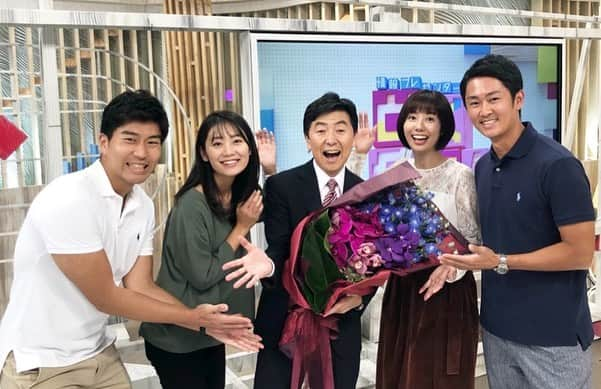 フジテレビアナウンサーさんのインスタグラム写真 - (フジテレビアナウンサーInstagram)「佐々木です。大好きな先輩の退社。さみしい、、。でも、これからのご活躍を祈ってみんな笑顔の１枚！喋ってるとき１番輝く笠井さん。普段がどうかは、、、言えません（笑）  #笠井信輔  #とくダネ！ 開始以来20年 #入社33年目の退社 #ありがとうございました  #フジテレビアナウンサー #佐々木恭子 #伊藤利尋 #森本さやか #山中章子 #梅津弥英子  #リポータープレゼンターの皆さま ⌒👆 #内野泰輔 #新美有加 #山﨑夕貴 #木下康太郎 #兎にも角にも笑顔で記念写真 #お疲れ様でした！」9月27日 19時50分 - fujitv_announcer