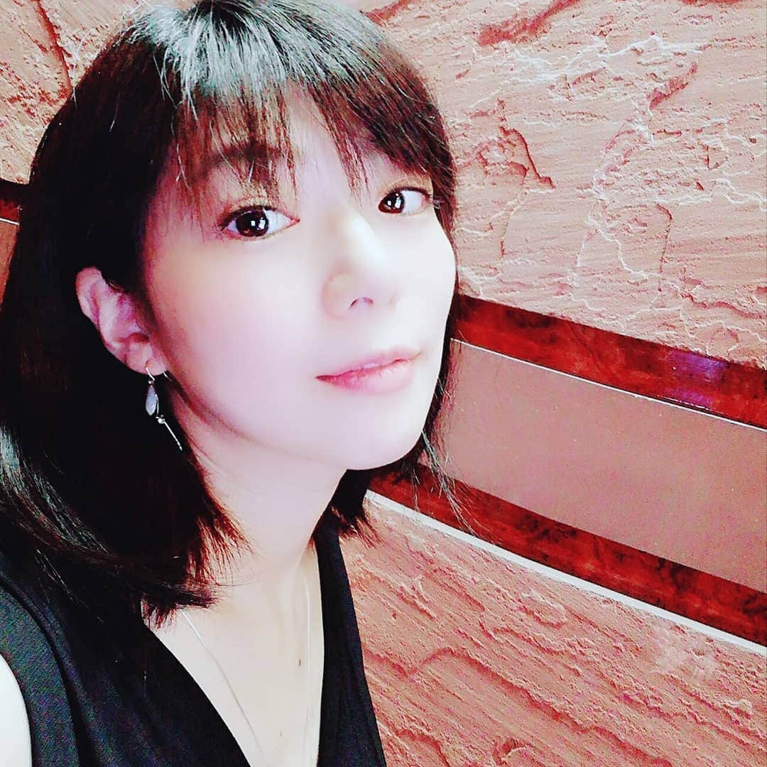 藤井沙央理のインスタグラム：「#髪切りました 前髪はいったん据え置きしたけど、帰宅してから結局セルフで切っちゃった！ これは切る前なので、ここからまた変わってます。切り始めたらもっと切りたくなってるー。」