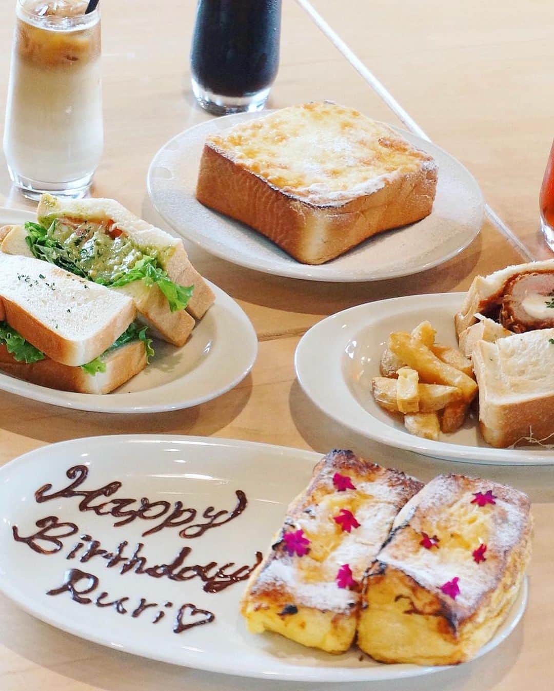池田るりさんのインスタグラム写真 - (池田るりInstagram)「. 今年も2人がお祝いしてくれました😍 . パンが大好きだから、このサンドイッチやフレンチトーストなどなどパン尽くしの光景が幸せすぎて😍💕 素敵なプレゼントもお手紙も用意してくれて、本当に本当にありがとうー💕 . これからもずっとよろしくね🤗✨ . . #kenkyo #tokyokenkyo #sandwiches #sandwich #frenchtoasts #フレンチトースト #サンドイッチ #代官山 #代官山カフェ #生モッツァレラの極厚豚ヒレサンド #カツサンド」9月27日 19時53分 - ruri_ikeda