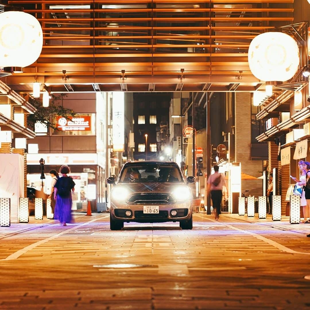 MINI Japanさんのインスタグラム写真 - (MINI JapanInstagram)「レトロとモダンが交差する日本橋で、艶やかにきらめく場所を見つけた。 ドアを開けると浮かび上がるエンブレムが、MINIに乗るよろこびを一層高めてくれる。  #MINIjapan #MINI #MINICrossover #PHEV #drive #日本橋 #RetroFutureInTokyo」9月27日 20時00分 - mini_japan