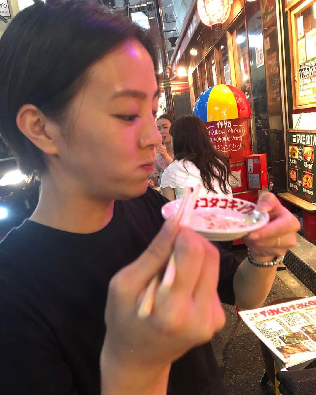 矢野由希子さんのインスタグラム写真 - (矢野由希子Instagram)「酔っ払いながら たこ焼きを食べる様子をば。 4コマで  #大阪上陸」9月27日 20時01分 - yanoyukiko_