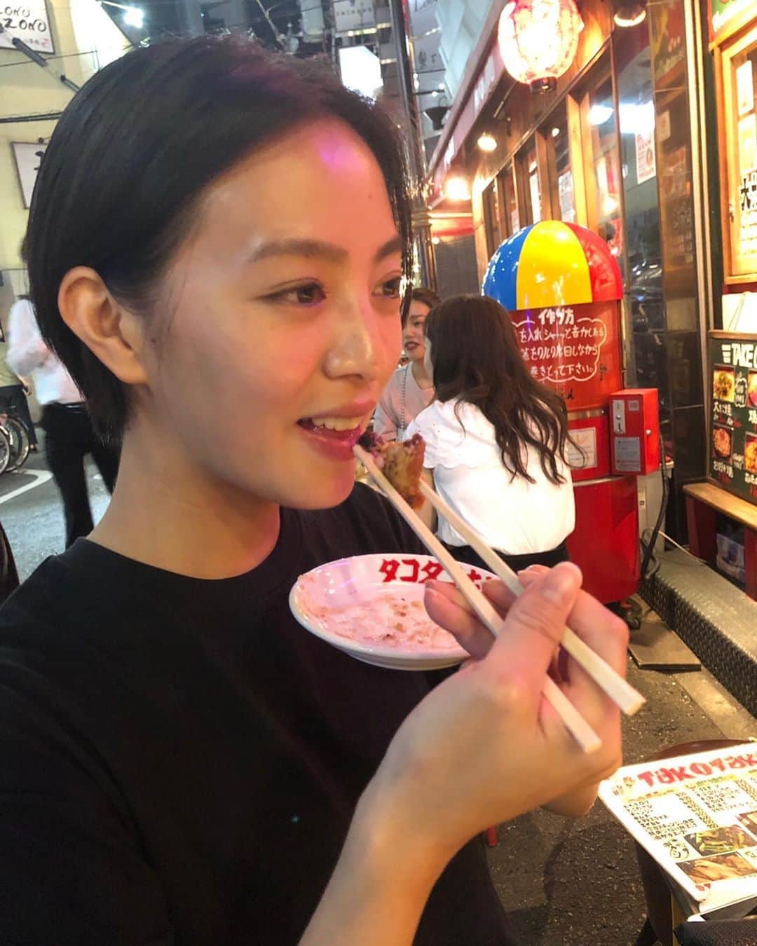 矢野由希子のインスタグラム：「酔っ払いながら たこ焼きを食べる様子をば。 4コマで  #大阪上陸」