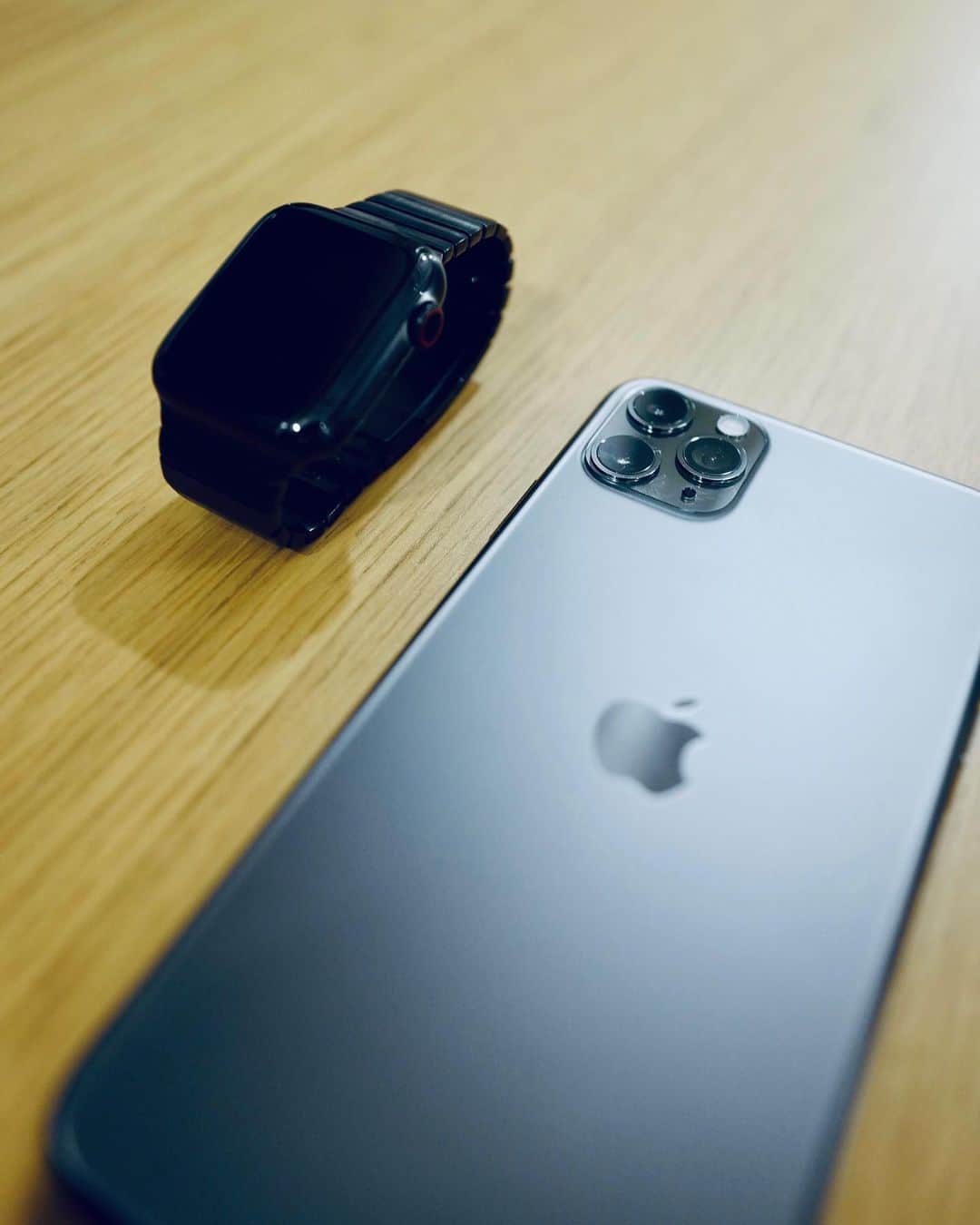 吉田拓巳のインスタグラム：「10日間ぶりに日本！帰国したら新しいiPhoneとApple Watchが届いてた！ カメラがめちゃくちゃ良さそう。 #iPhone11ProMax #applewatch」
