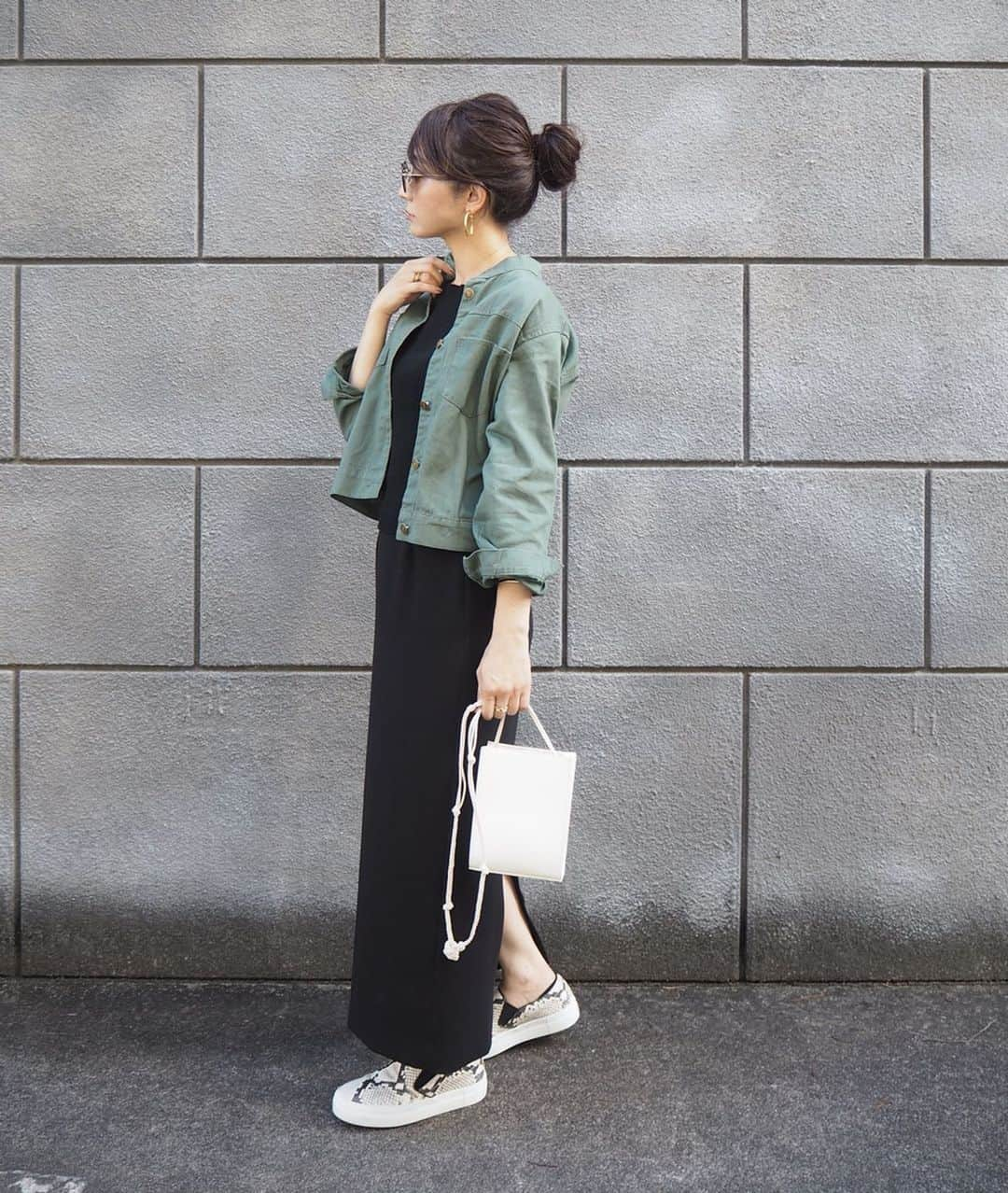 yoko178loveさんのインスタグラム写真 - (yoko178loveInstagram)「#coordinate ． ． khaki ×black ❤︎ 大好きな色合わせ ．  @fifth_store のショート丈ジャケットで フラットシューズでもバランスよく✨ ． ． jacket  #fifth bag  #titivate  shoes  #pellicosunny ． #fifthtl #フィフス #ミリタリーノーカラージャケット #カジュアル #秋アウター #instafashion」9月27日 20時10分 - yoko178love