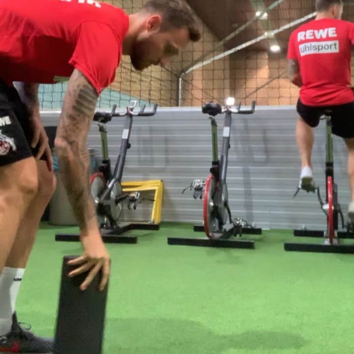 マルコ・ヘーガーのインスタグラム：「The #answer💪🏻 @anthonymodeste27  My #first try😜  I nominate @hanssarpei @romainnewton @fuchs_official  #blackrollchallenge #effzeh #köln #fun #friends #team #mh6 #liebedeinestadt」