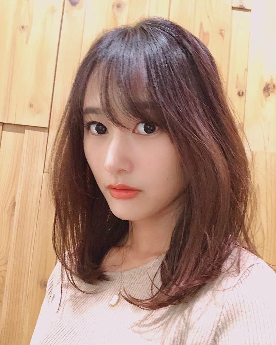 のインスタグラム：「.﻿ ﻿ ﻿ 切っても切っても﻿ いっつも流しちゃうから﻿ ﻿ 私の前髪寿命は短いんだ。 でも切りたいんだ。笑﻿ ﻿ ﻿ @okayama_air  ありがとう(･ᴗ･)/﻿ ﻿ ﻿ #air #airaoyama #前髪長め」