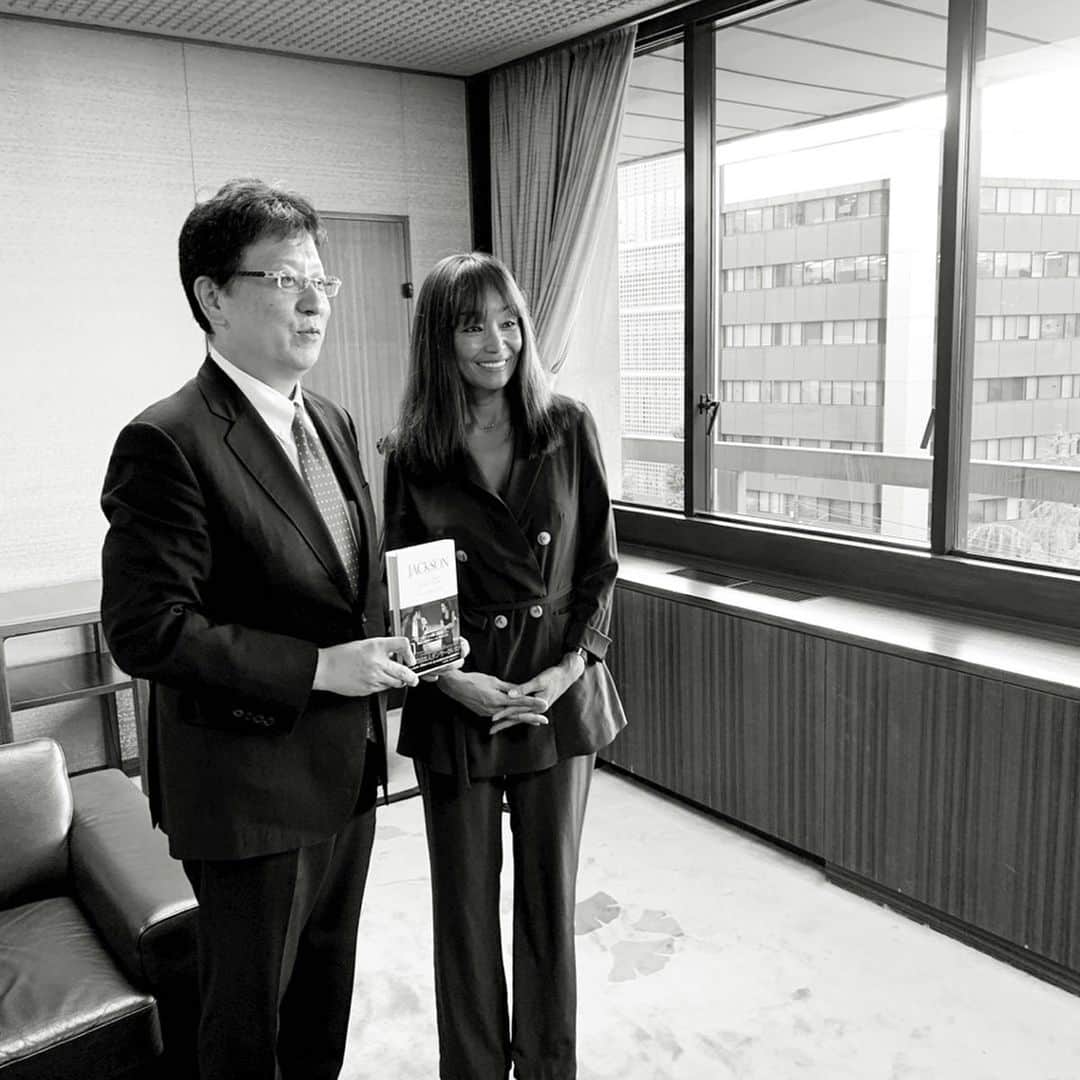 ユーコ・スミダ・ジャクソンさんのインスタグラム写真 - (ユーコ・スミダ・ジャクソンInstagram)「Honored🙏 7月の熊本、福岡トーク/ワークショップにご参加頂いた皆様、熊本市大西市長、市役所、関係者の皆さま本当にありがとうございました👏 #hometown #give #back #earthquake #rebuild #がんばれ #熊本 #gratitude #appreciation #for #all #participators #fundraiser  #tku #television #熊日新聞 #mayor #city #council #yukosumidajackson #jackson #php」9月27日 20時16分 - yukosumidajguest