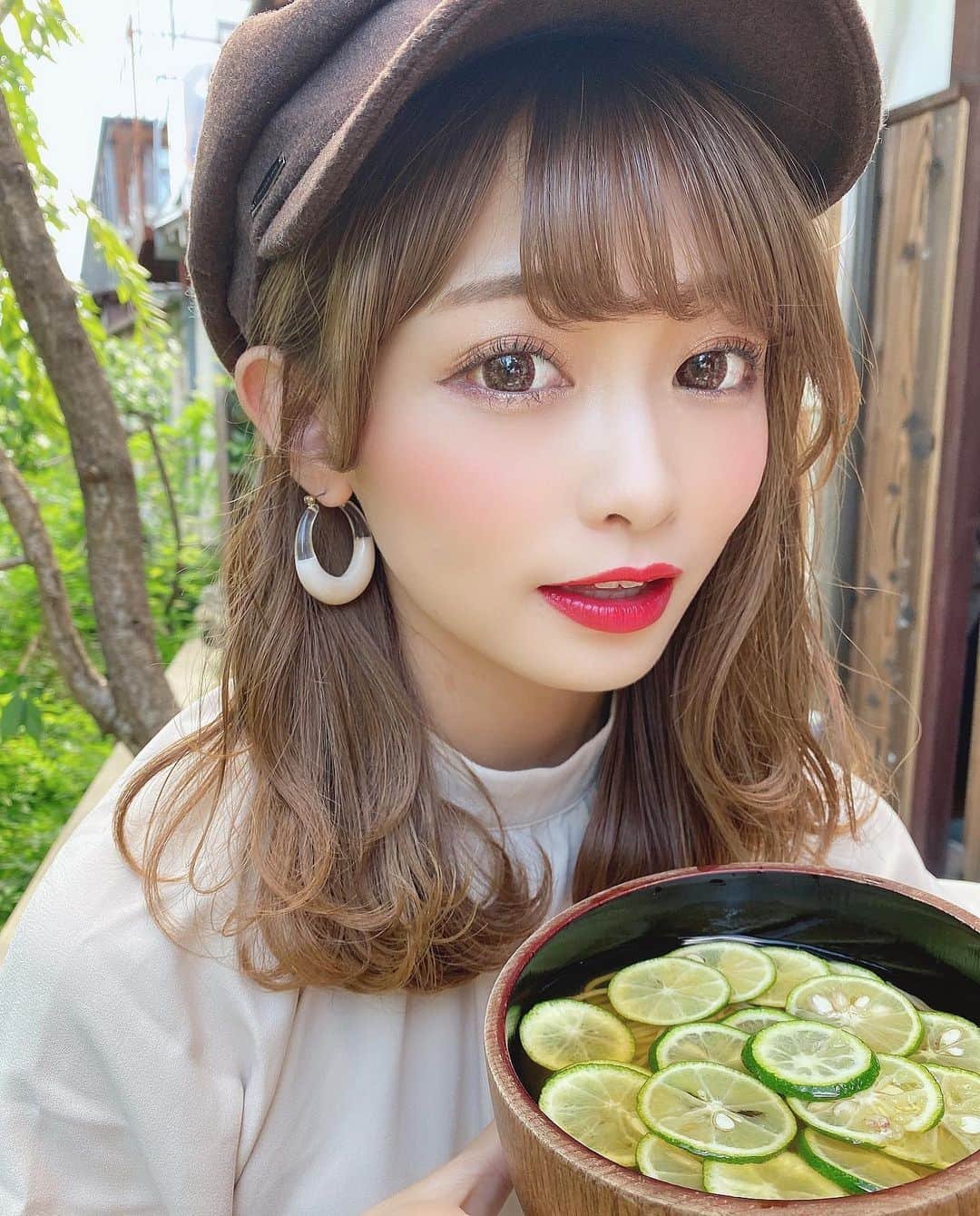 りなてぃさんのインスタグラム写真 - (りなてぃInstagram)「﻿ ﻿ ﻿ #とらべりーな 🐾🌿﻿ #りなてぃーぐるめ 🍳﻿ ﻿ 【KYOTO 】 #三味洪庵 ﻿ ﻿ ﻿ いままで食べた麺の中で﻿ 過去1ってぐらいここのお蕎麦が美味しかった🥺﻿ ﻿ ＊すだち蕎麦﻿ ＊海老とイカと野菜のかき揚げ ﻿ ﻿ ほんっとうに美味しかった。﻿ 食べながら「しあわせ〜」って何回言ったことか💓💭﻿ ﻿ かき揚げも、食べたことない味で感動でした🥺﻿ ﻿ ﻿ #here ﻿ ﻿ 前回も行って、ここのカヌレが頭から離れず﻿ ほとんどこれ目的で京都まで行った😂﻿ ﻿ 外がちょっとカリッとしてるのがタイプ🥺﻿ ３つもお持ち帰りしてきました🛍﻿ ﻿ ﻿ one-piece〻 @gu_global ﻿ vest〻 @rosebud_official_ ﻿ casquette〻 @cherishme_official ﻿ ﻿ @cherishme_official から発売されたキャスケット❤︎﻿ シックな色のプレートがポイントの万能アイテム！！﻿ ﻿ ﻿ #京都 #京都カフェ #京都旅行 #京都グルメ﻿ #カフェ #すだち蕎麦 #蕎麦 #カフェラテ #コーヒー ﻿」9月27日 20時18分 - rinatea_25