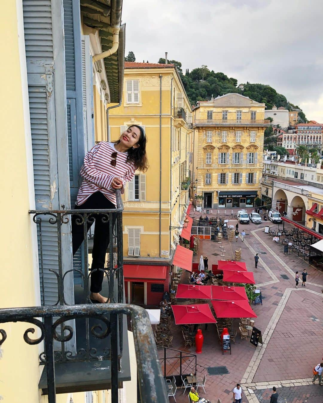 ベイカー恵利沙さんのインスタグラム写真 - (ベイカー恵利沙Instagram)「View from our Airbnb at Nice 🇫🇷 今回の旅、パリはホテル、 アヴィニヨンとニースはairbnbに宿泊しています💐 これからまたニースからパリへ🏵」9月27日 20時19分 - bakerelisa