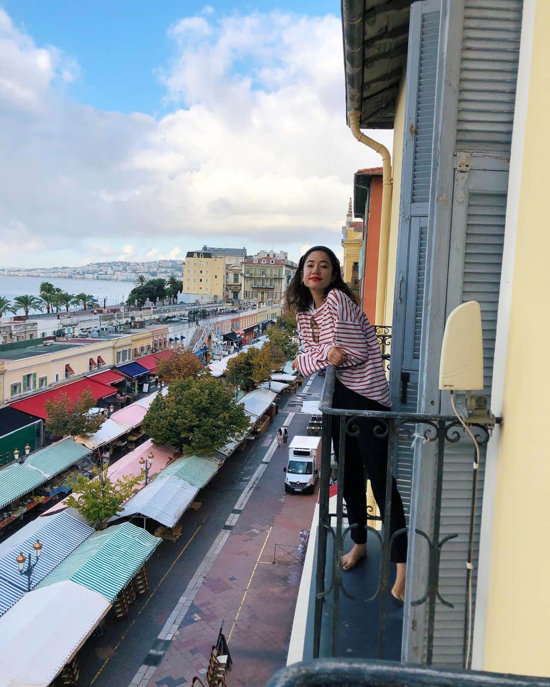 ベイカー恵利沙さんのインスタグラム写真 - (ベイカー恵利沙Instagram)「View from our Airbnb at Nice 🇫🇷 今回の旅、パリはホテル、 アヴィニヨンとニースはairbnbに宿泊しています💐 これからまたニースからパリへ🏵」9月27日 20時19分 - bakerelisa