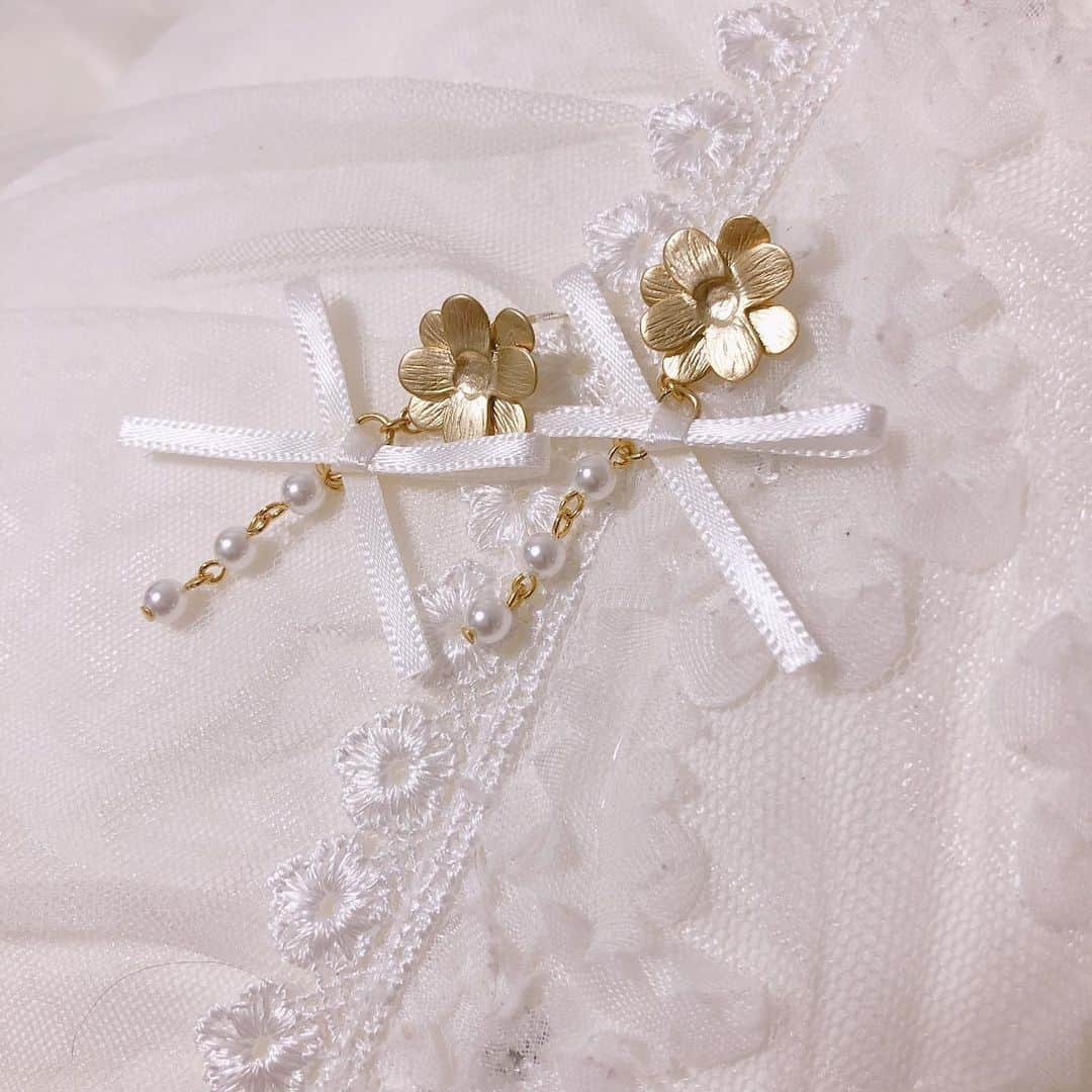 MICさんのインスタグラム写真 - (MICInstagram)「. . アクセサリーの販売をはじめました ❤︎ʕʘ̅͜ʘ̅ʔ . 国内の職人さんがしっかり作ってくださります✨ これからのんびり やっていくよ🧸 秋冬物のデザイン考案中。。 . . . トップス @deicy_official ❤︎ . . . . . #オリジナルアクセサリー #アクセサリー #お気に入り #ピアス  #ネットショップ #通販 #ファッション #おでかけ #デートコーデ #デート  #今日の服  #おやすみ #ワンピース #コーデ  #ゆる巻き  #いいね返し #いいね  #大人かわいい #清楚  #팔로우 #소통 #셀카 #셀피 #셀스타그램 #얼스타그램  #오오티디」9月27日 20時20分 - micmofmof